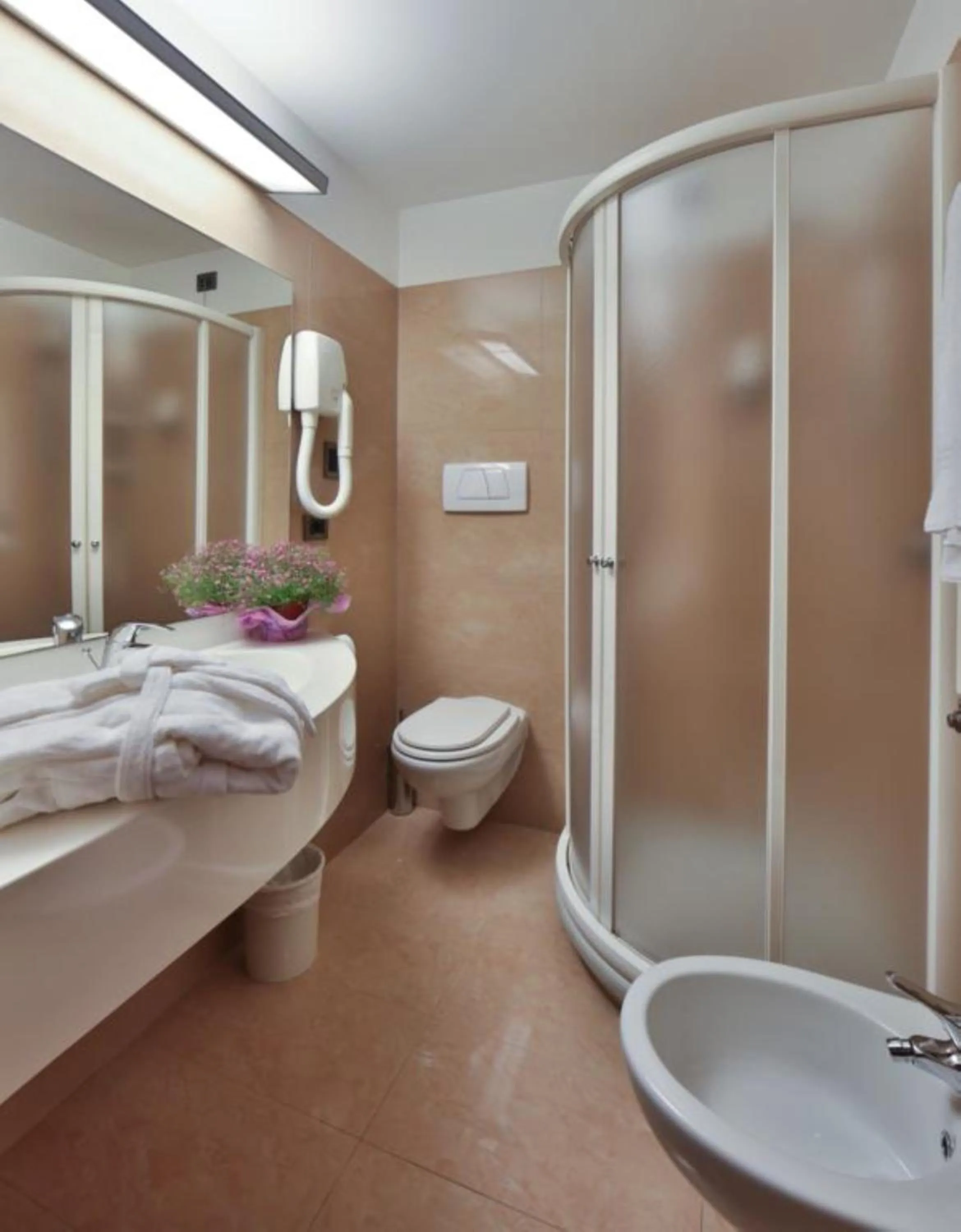 Shower in Best Western Hotel Biri