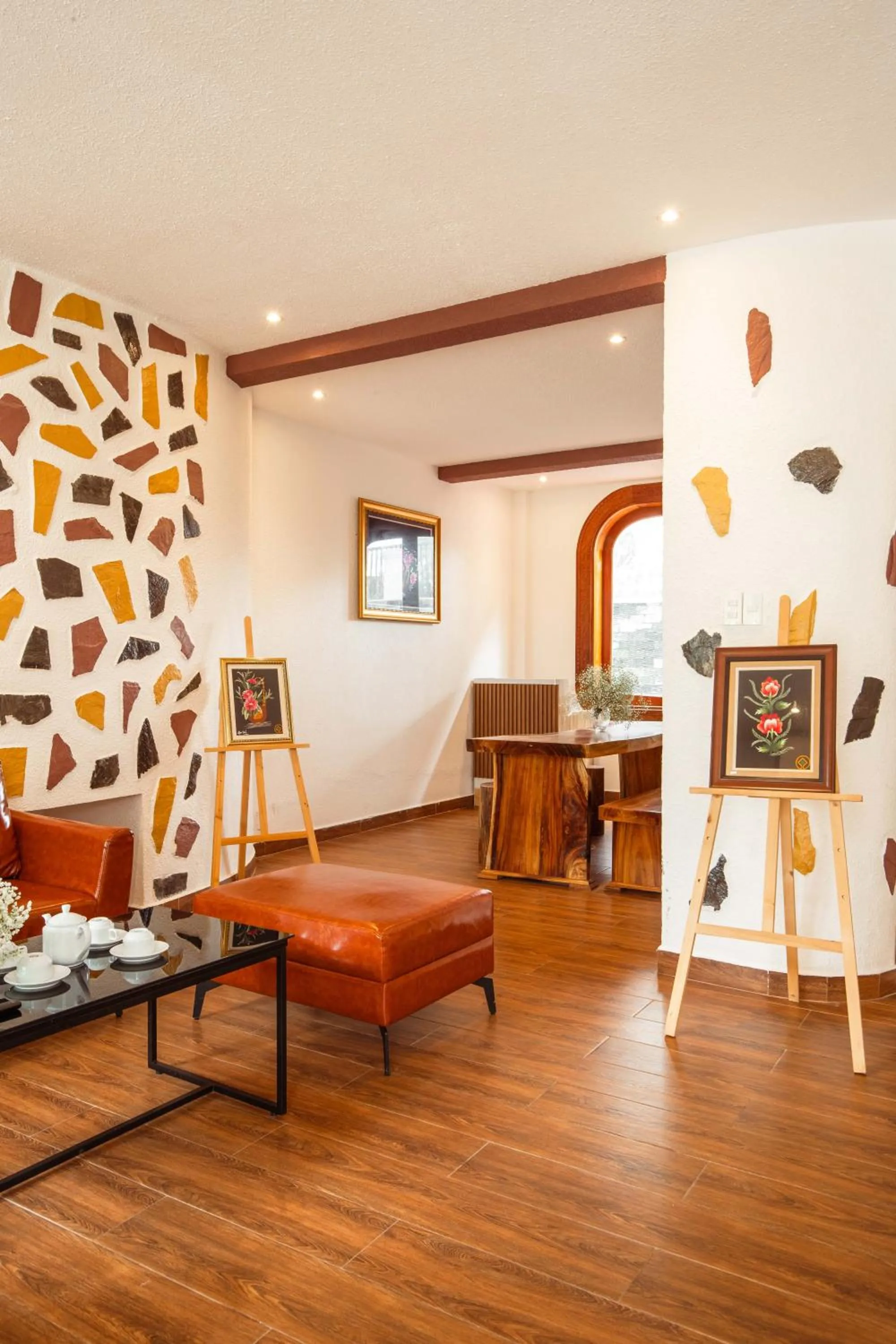 Communal lounge/ TV room in Rừng Lá Kim Resort