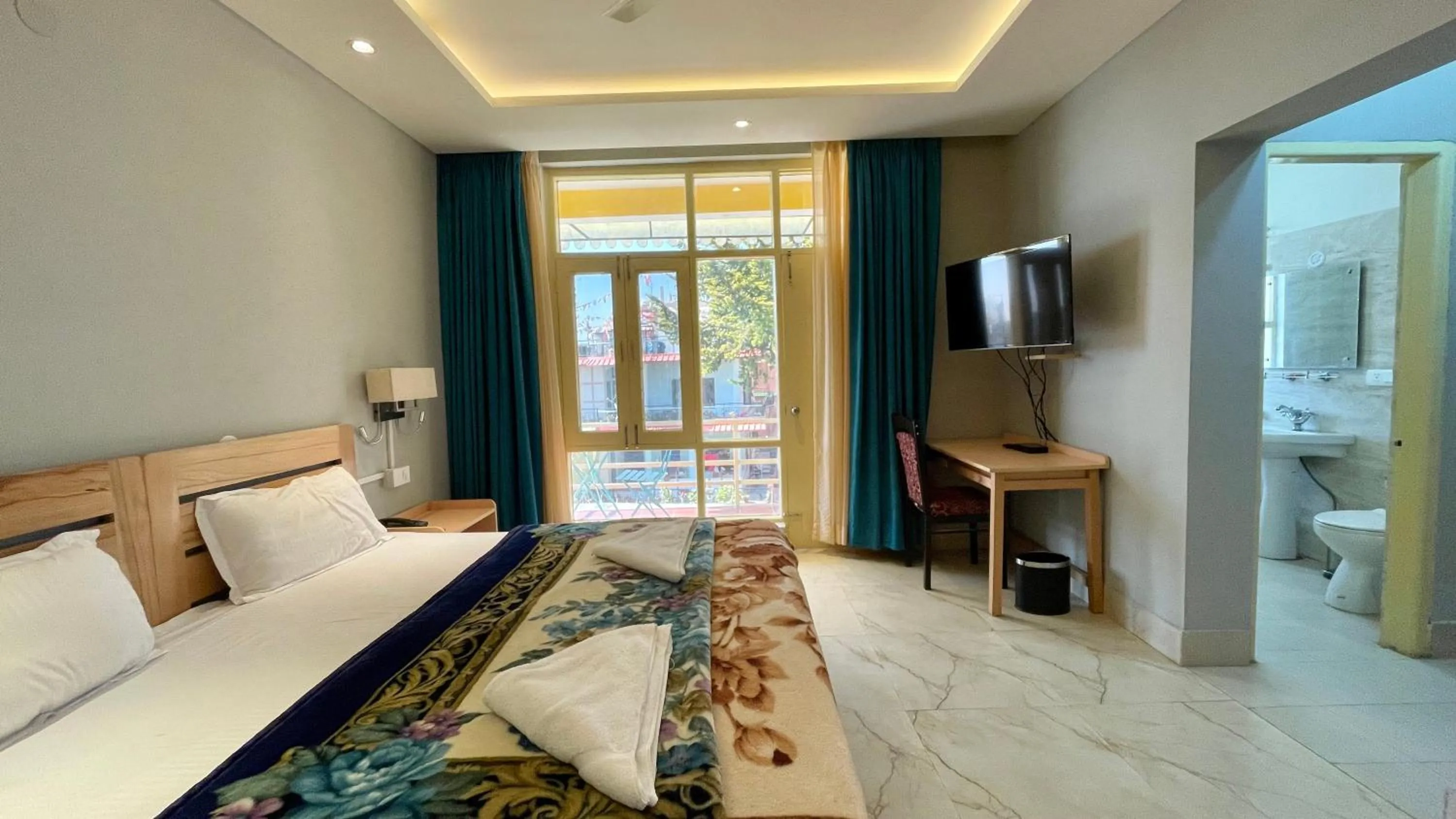 Bed in Madpackers Bir