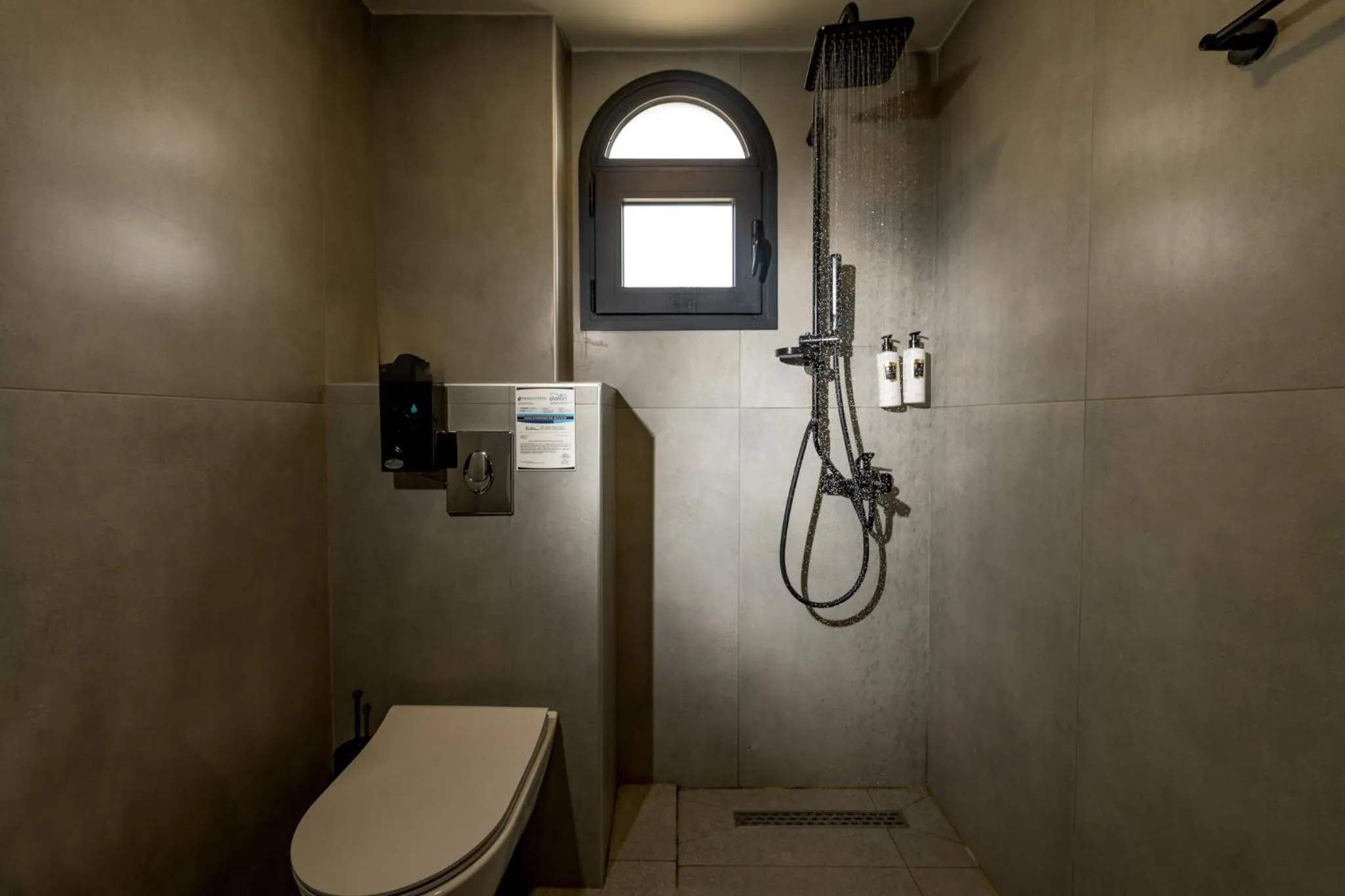 Shower in Nikon Boutique Hotel