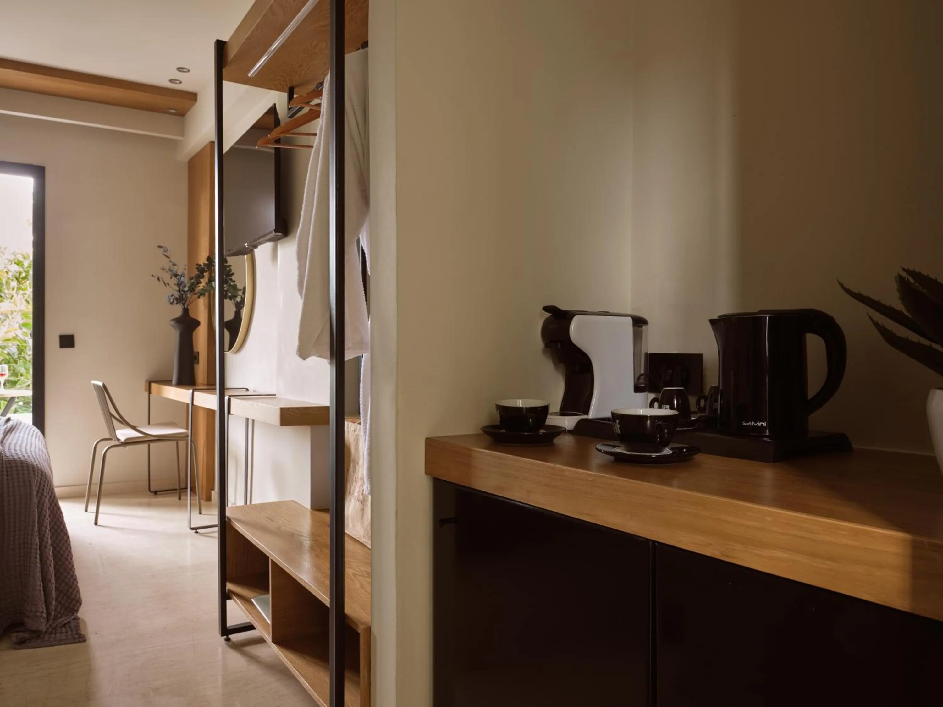 Coffee/tea facilities, Bed in Nikon Boutique Hotel