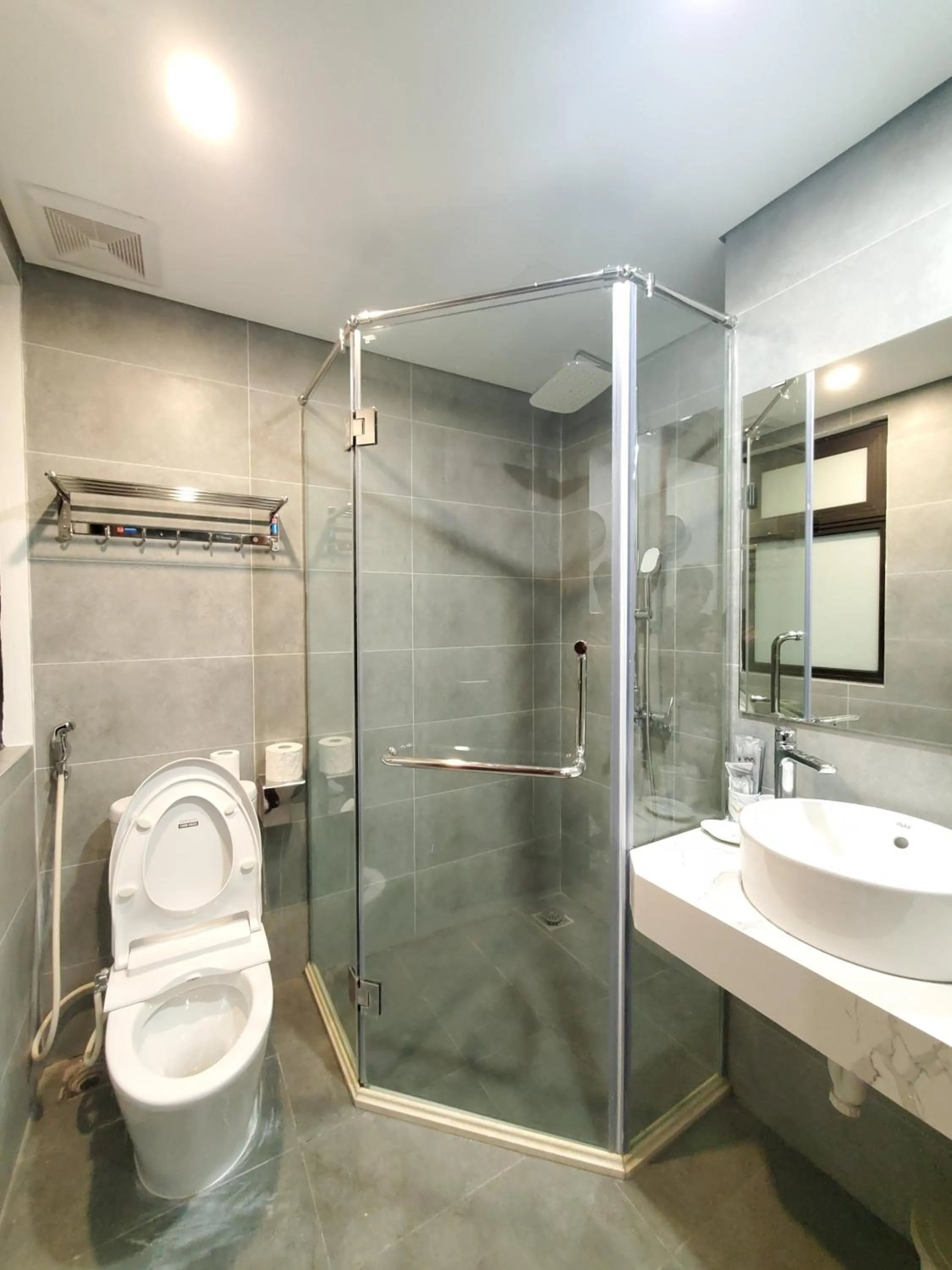 Shower in VNAHOMES APARTHOTEL