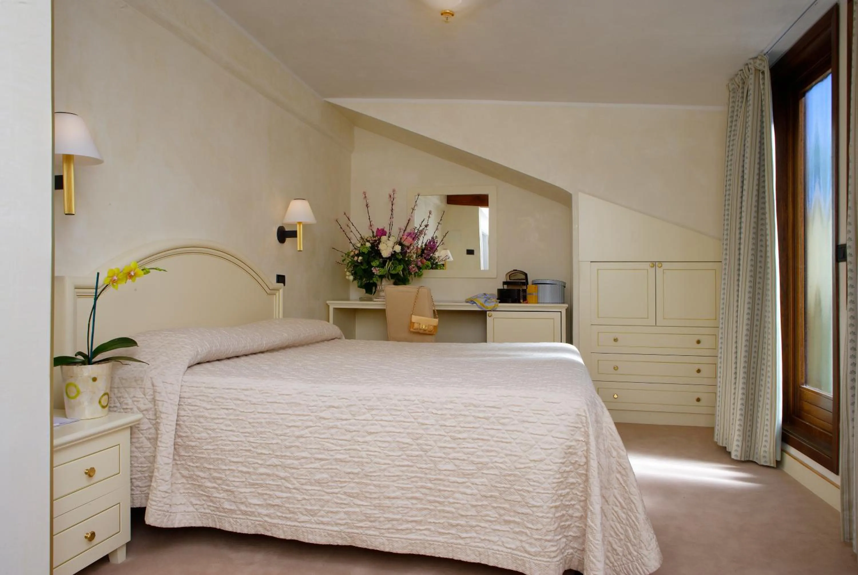 Photo of the whole room, Bed in Hotel Carlton Capri