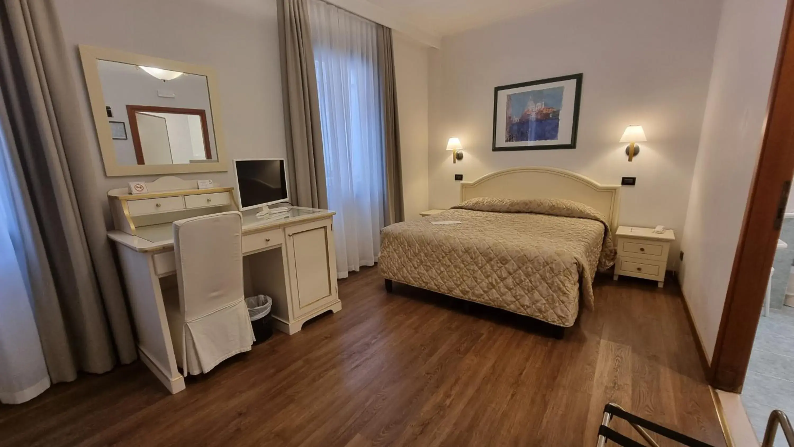 Family Room in Hotel Carlton Capri Family Room in Hotel Carlton Capri