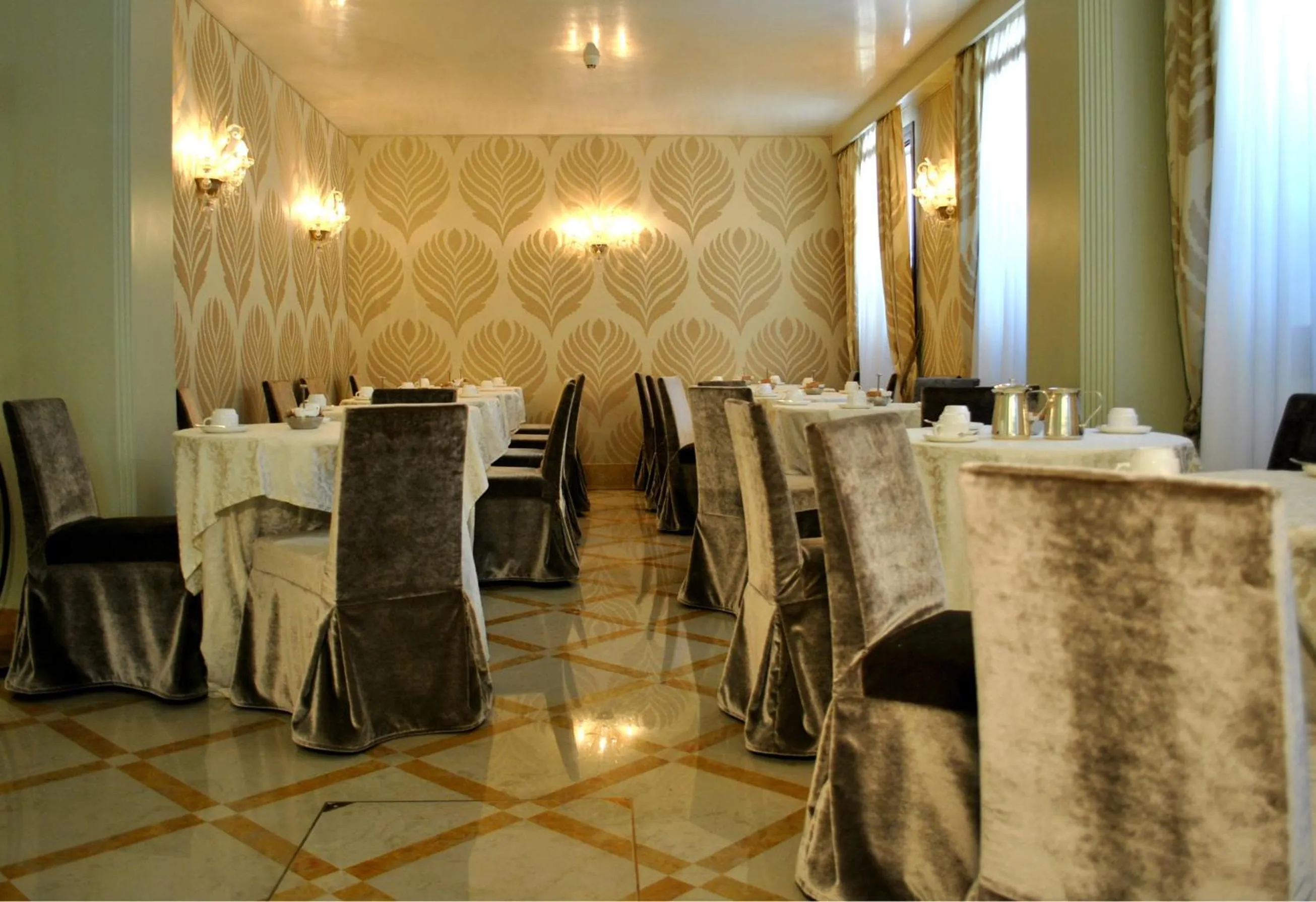Restaurant/places to eat in Hotel Carlton Capri