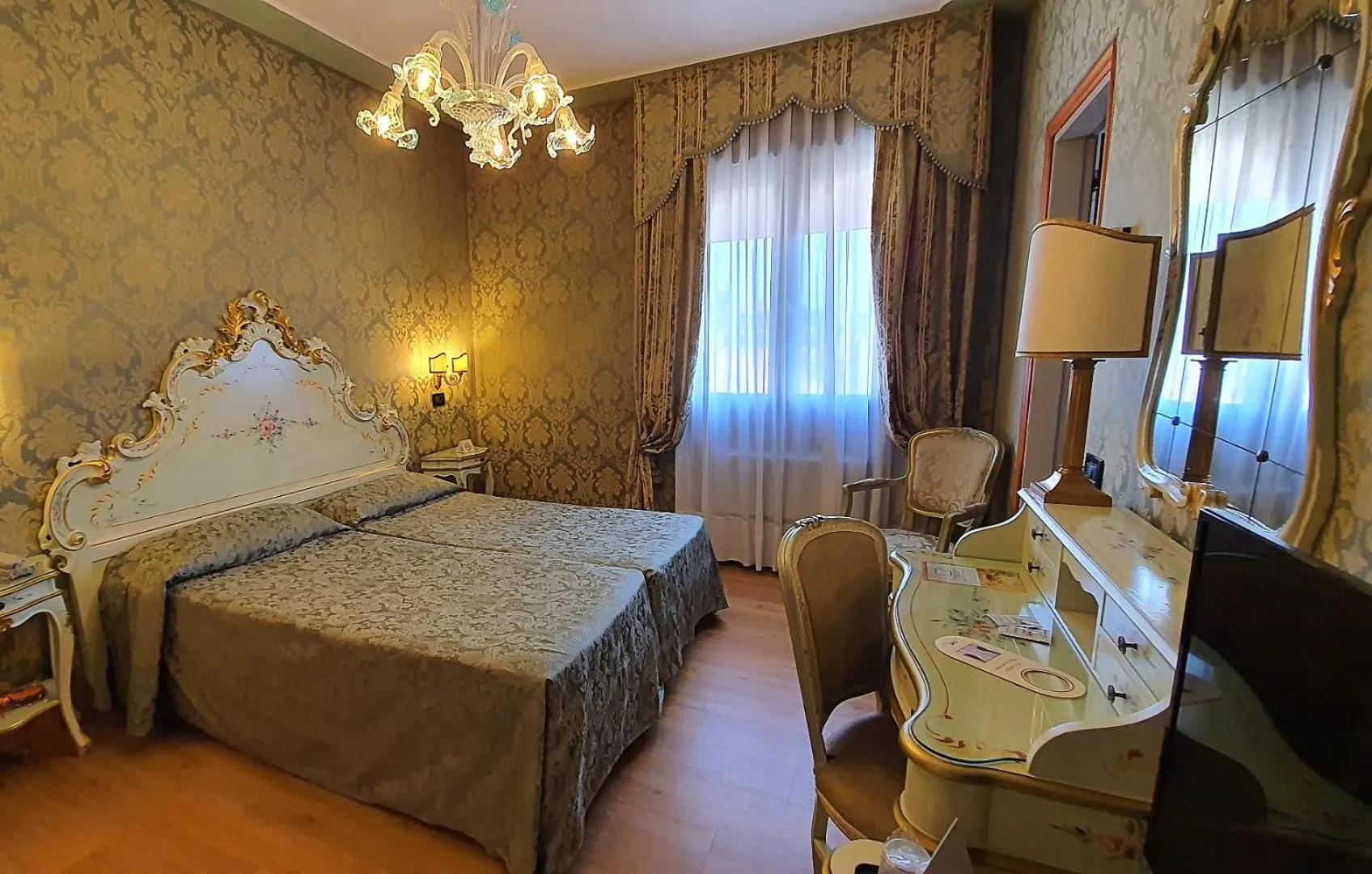 TV and multimedia, Bed in Hotel Carlton On The Grand Canal