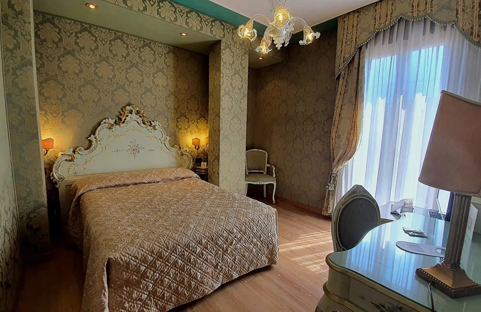 Superior Queen Room in Hotel Carlton On The Grand Canal Superior Queen Room in Hotel Carlton On The Grand Canal