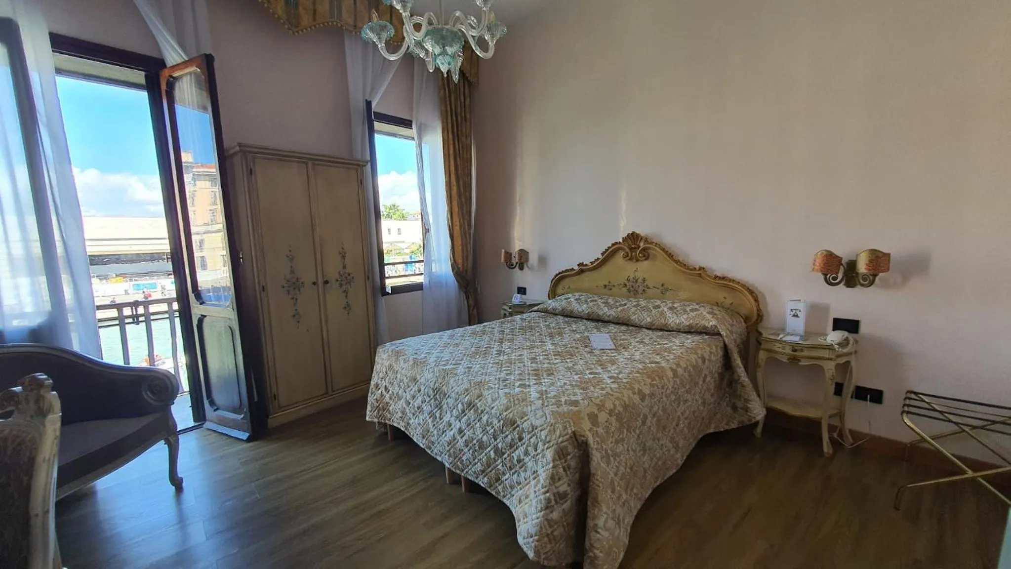 Photo of the whole room, Bed in Hotel Carlton On The Grand Canal