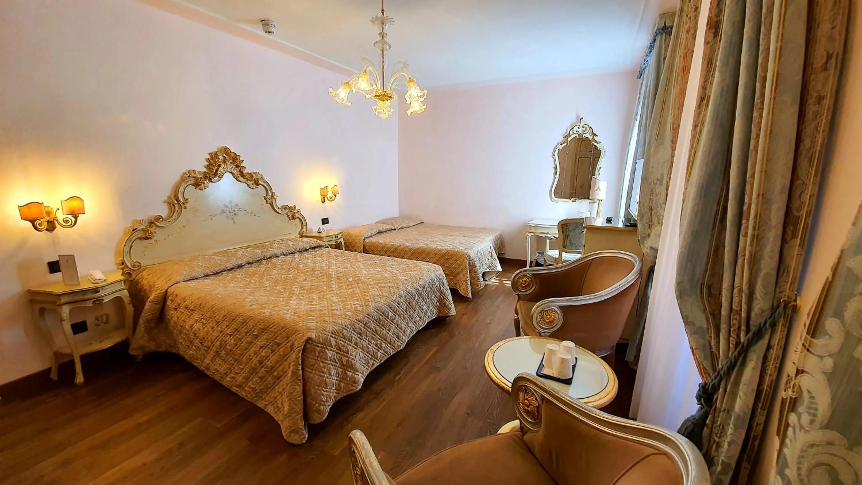 Bedroom, Bed in Hotel Carlton On The Grand Canal