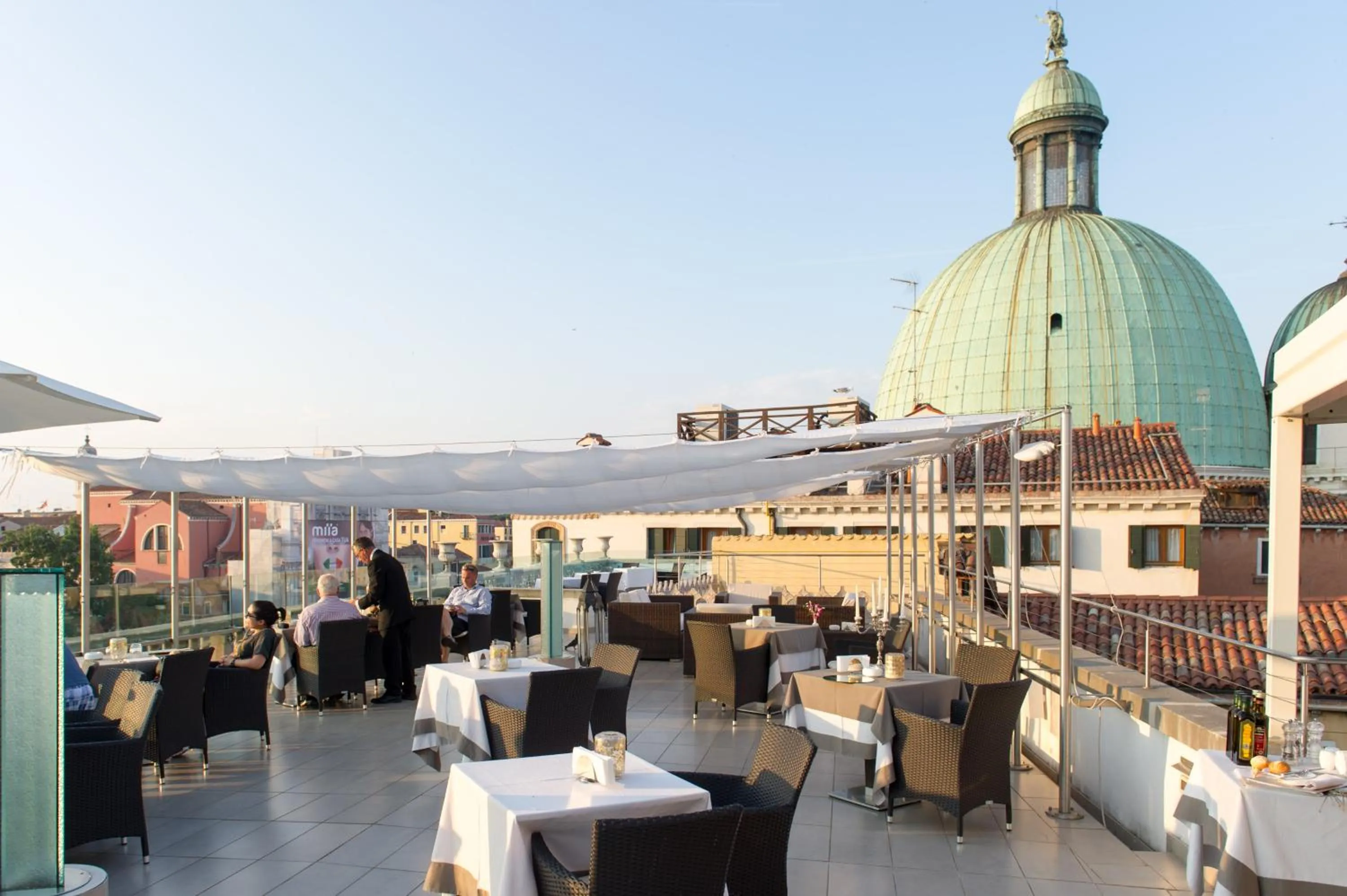 Restaurant/places to eat in Hotel Carlton On The Grand Canal