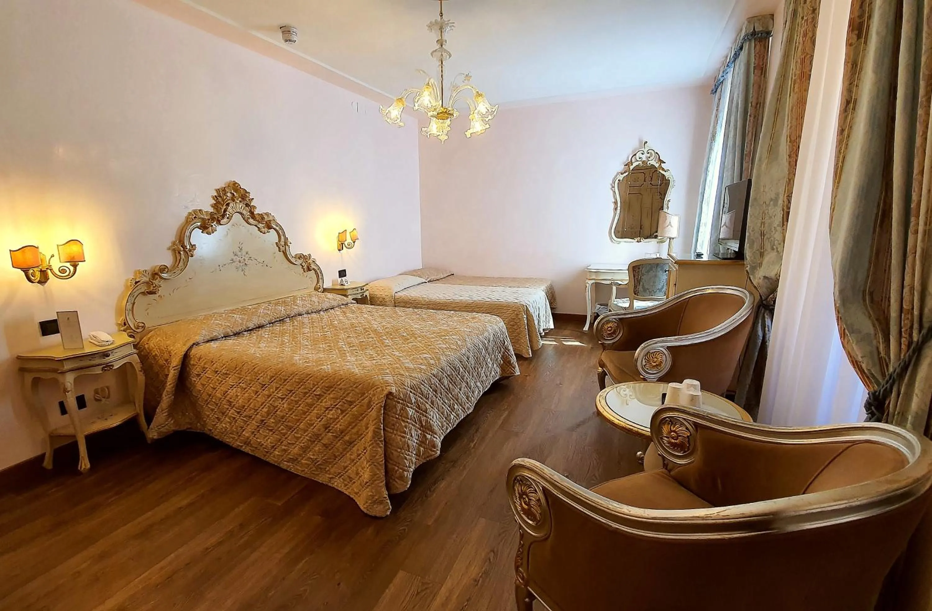 Bedroom, Bed in Hotel Carlton On The Grand Canal