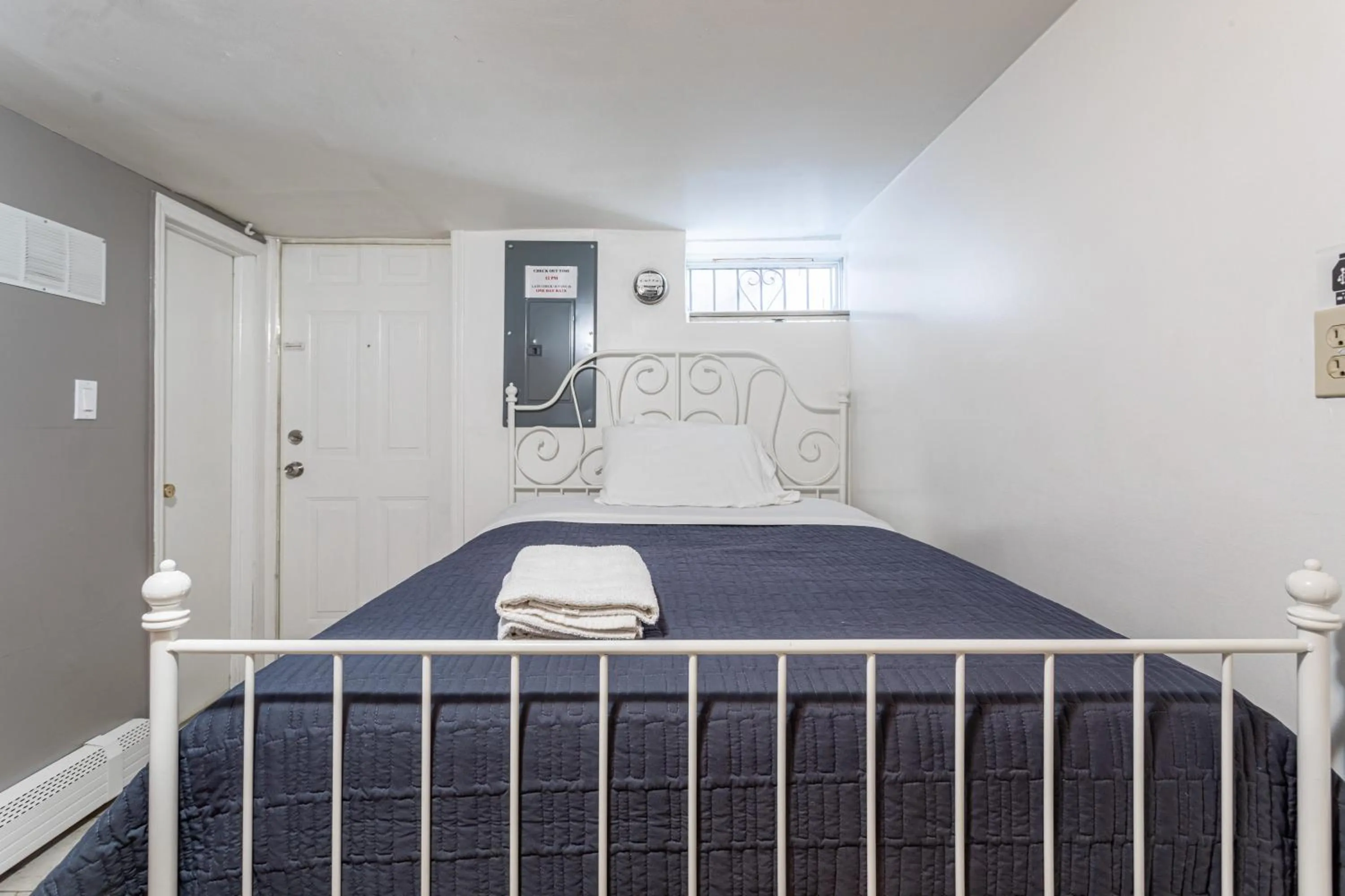 Bedroom, Bed in Best Room To Visit NYC-Subway Access