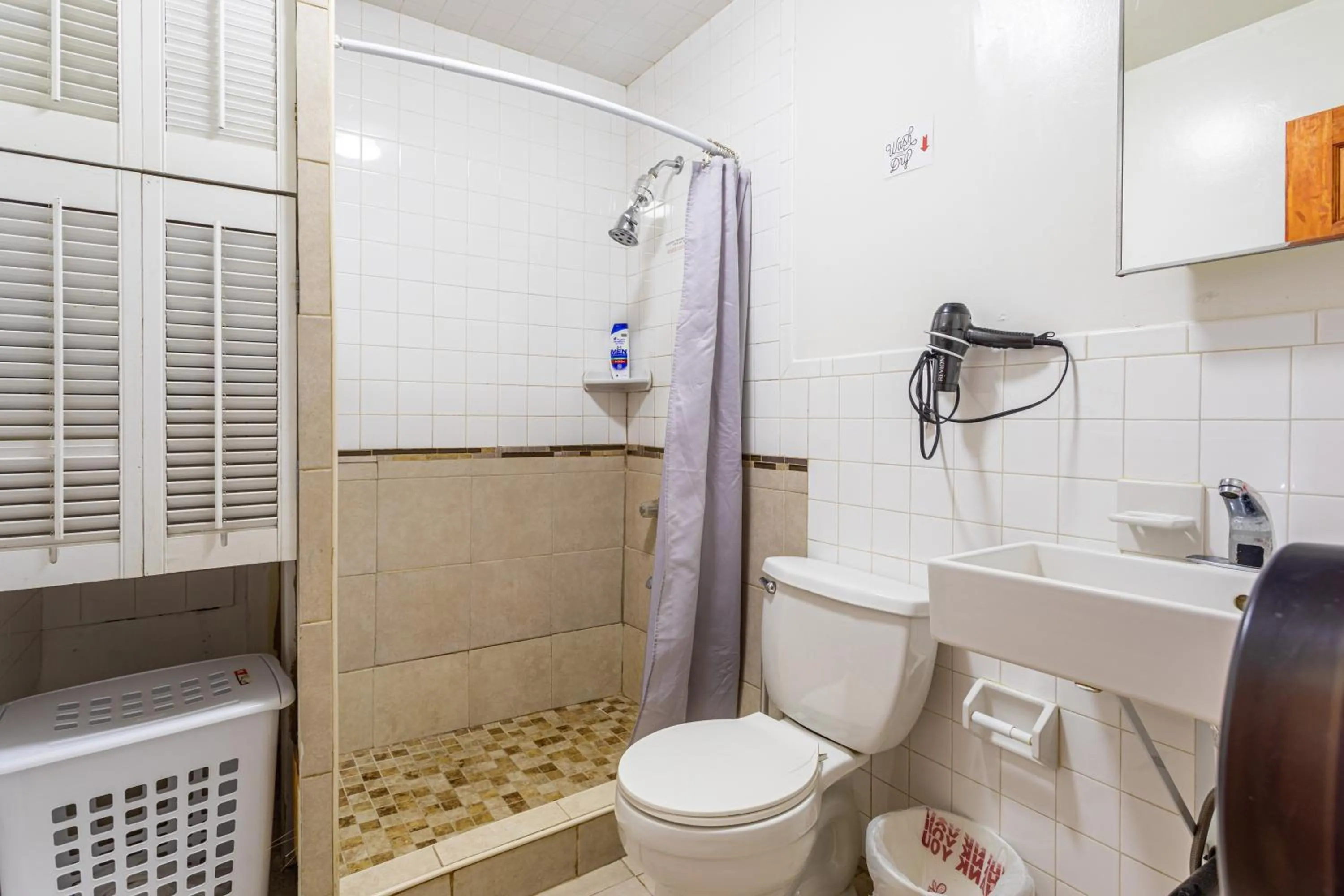 Bathroom in Best Room To Visit NYC-Subway Access