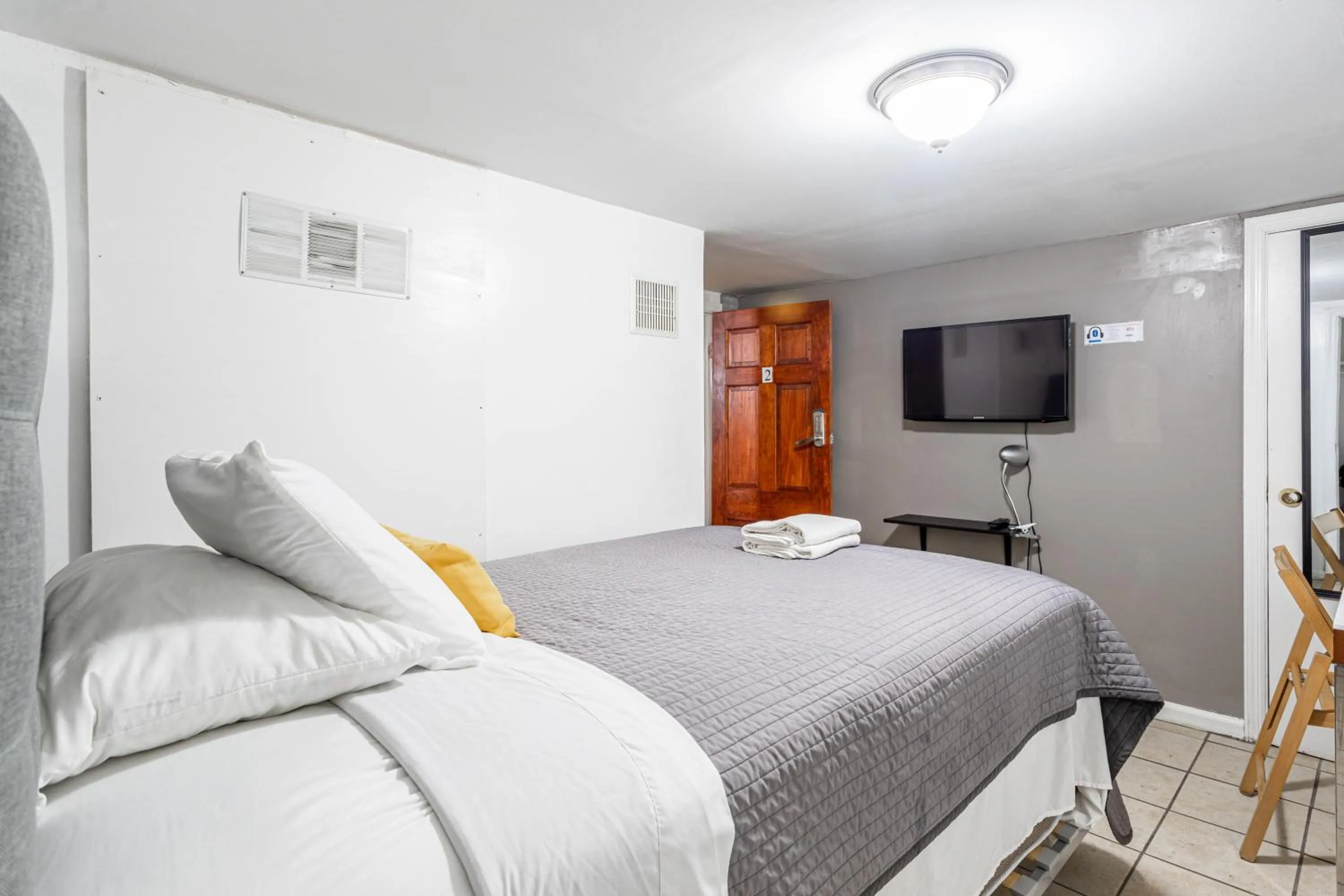 Bedroom, Bed in Best Room To Visit NYC-Subway Access