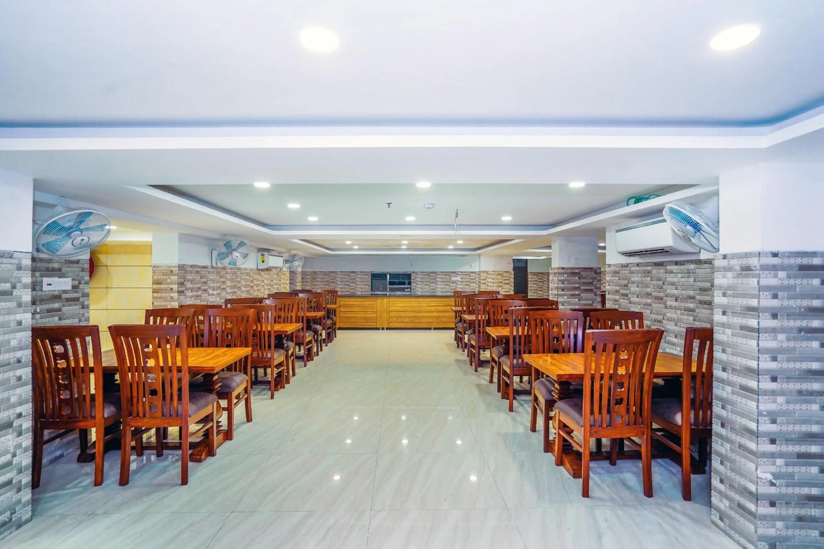 Restaurant/places to eat in Hotel Aura Grand By Levelup Hotels