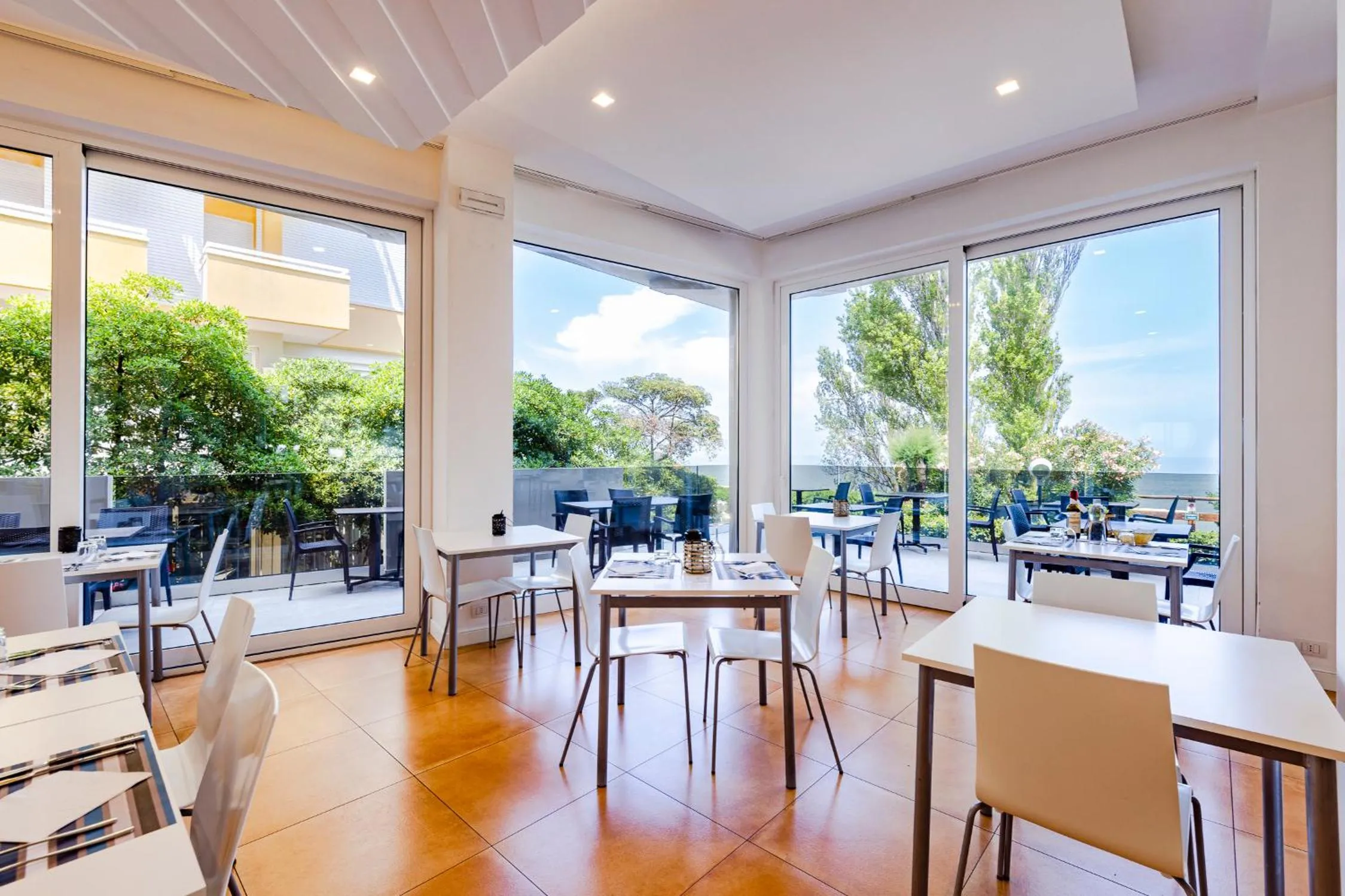 Restaurant/places to eat in Club Hotel