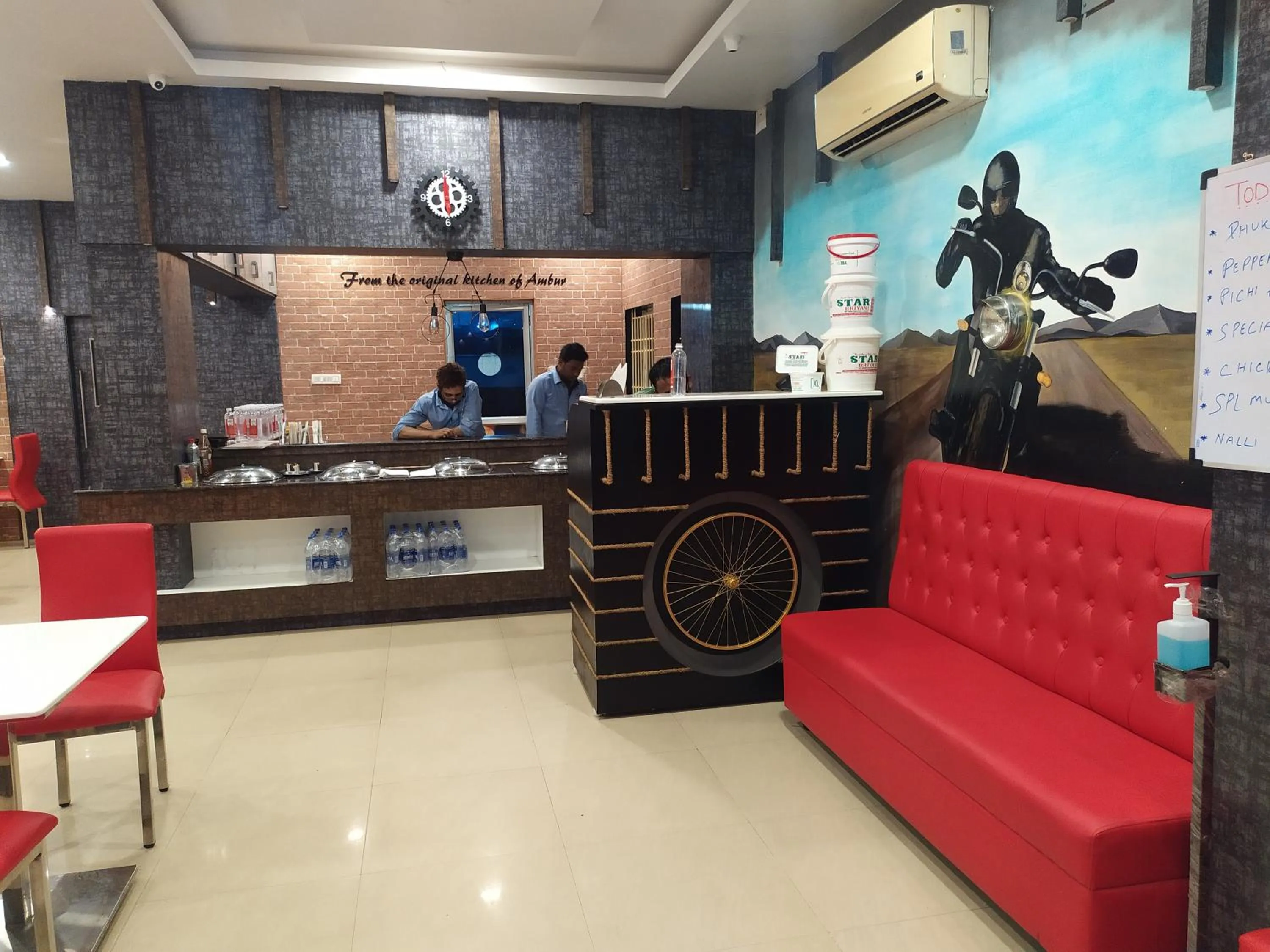 Restaurant/places to eat in Hotel ParkwayInn