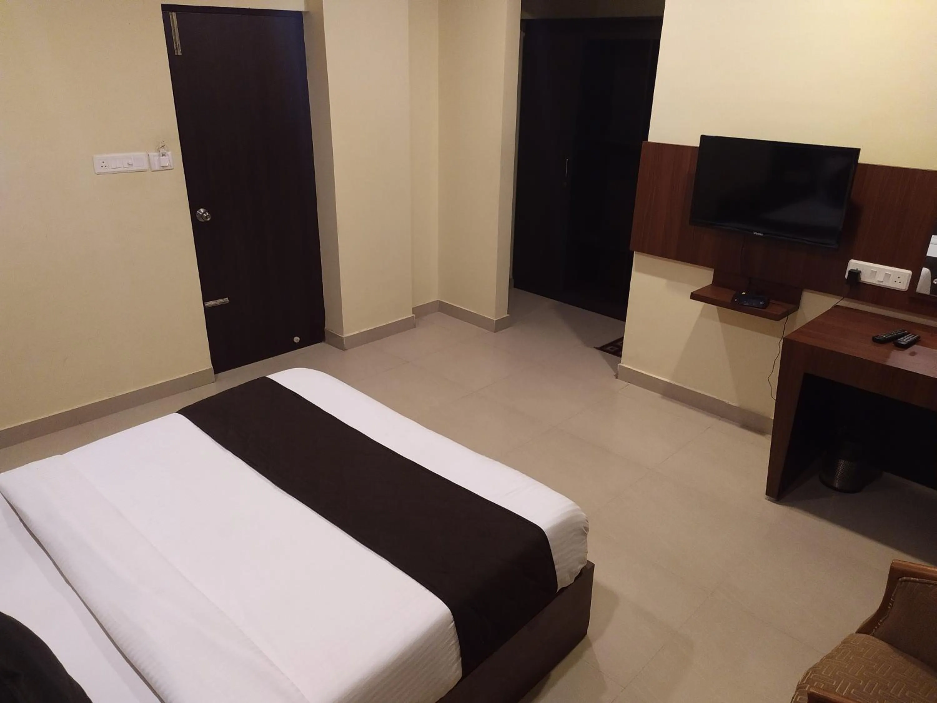 Photo of the whole room, Bed in Hotel ParkwayInn