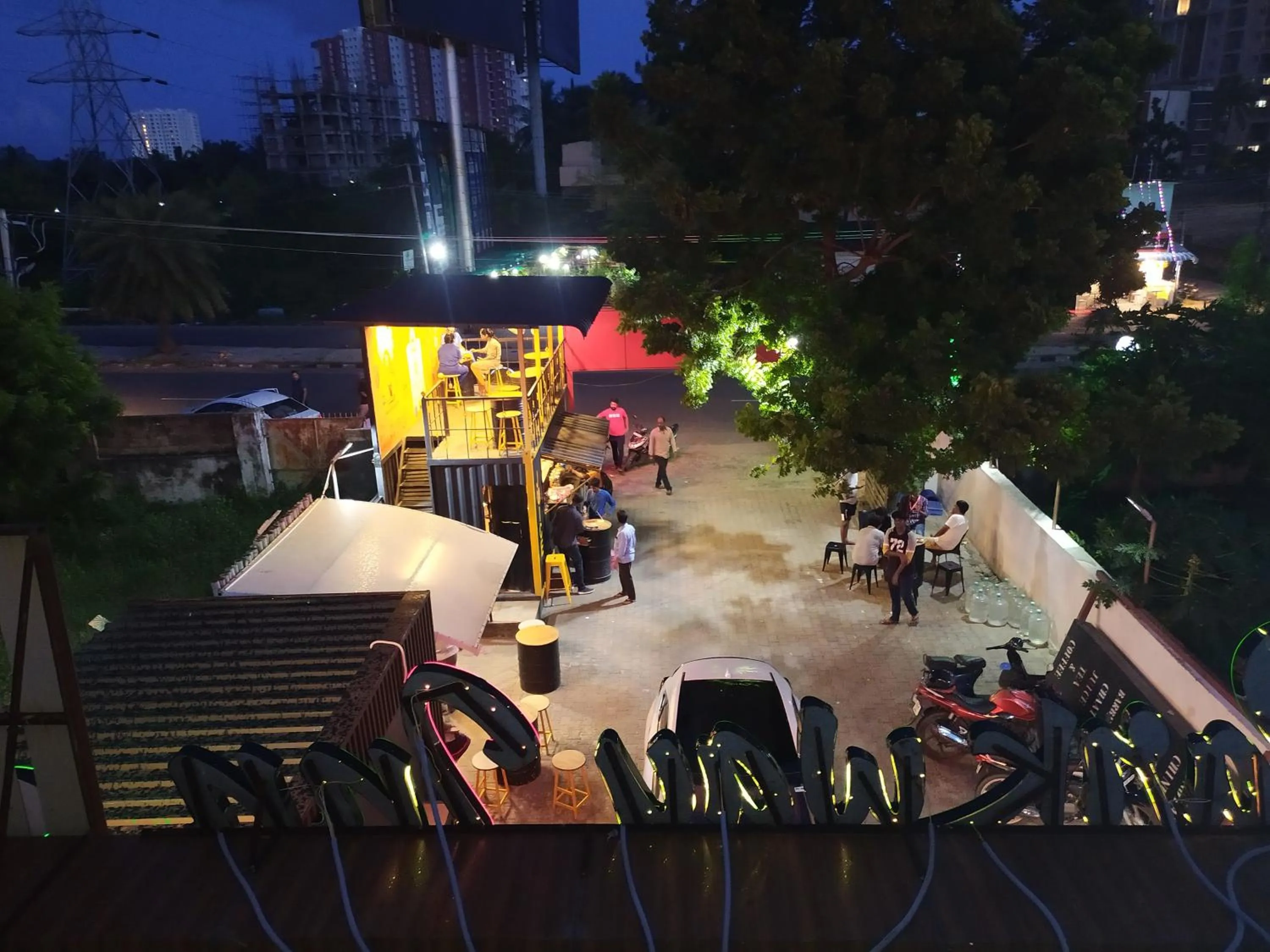 Property building in Hotel ParkwayInn