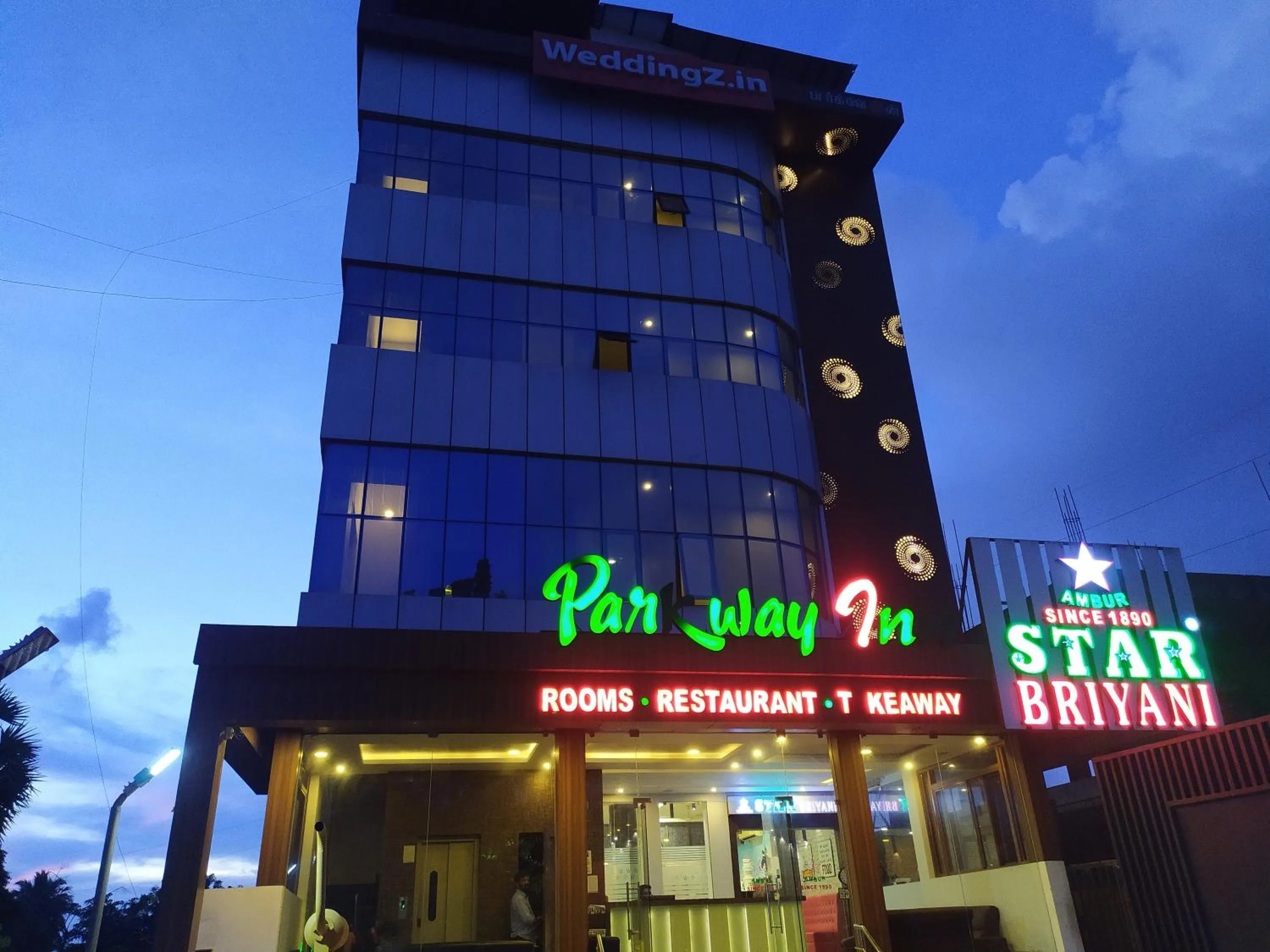 Property building in Hotel ParkwayInn