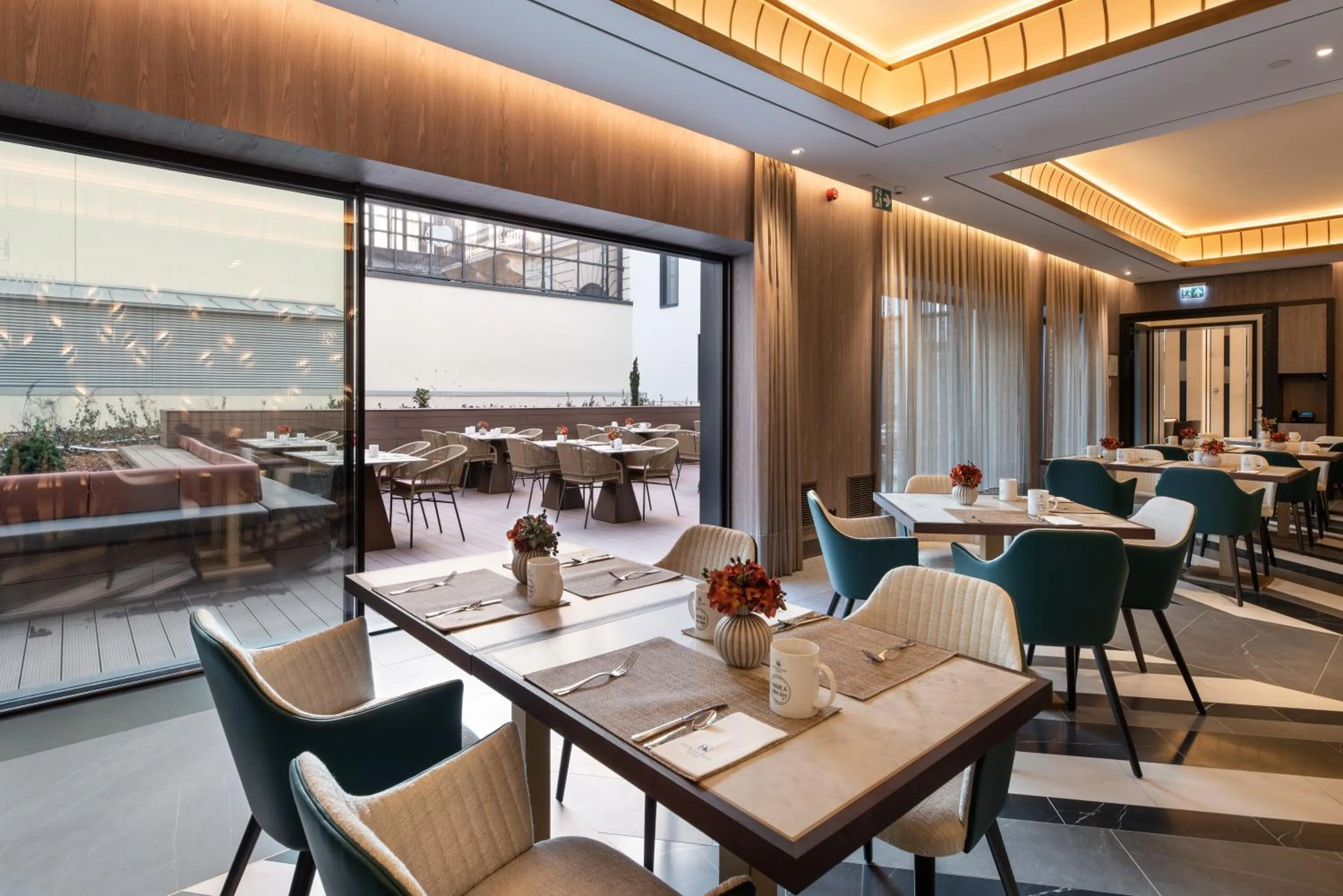 Restaurant/places to eat in Eurostars Ambassador