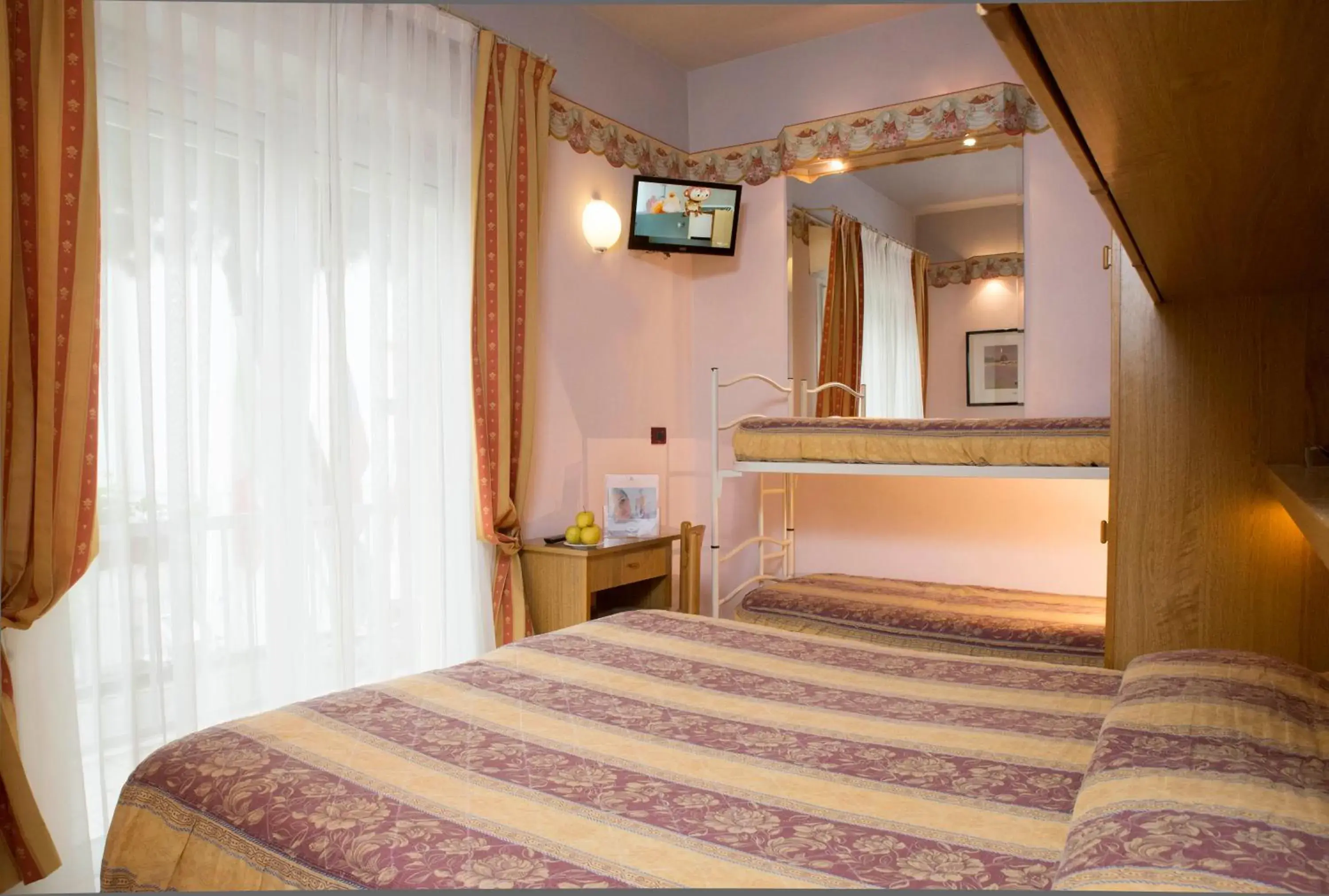 Quadruple Room in Hotel Kennedy Quadruple Room in Hotel Kennedy