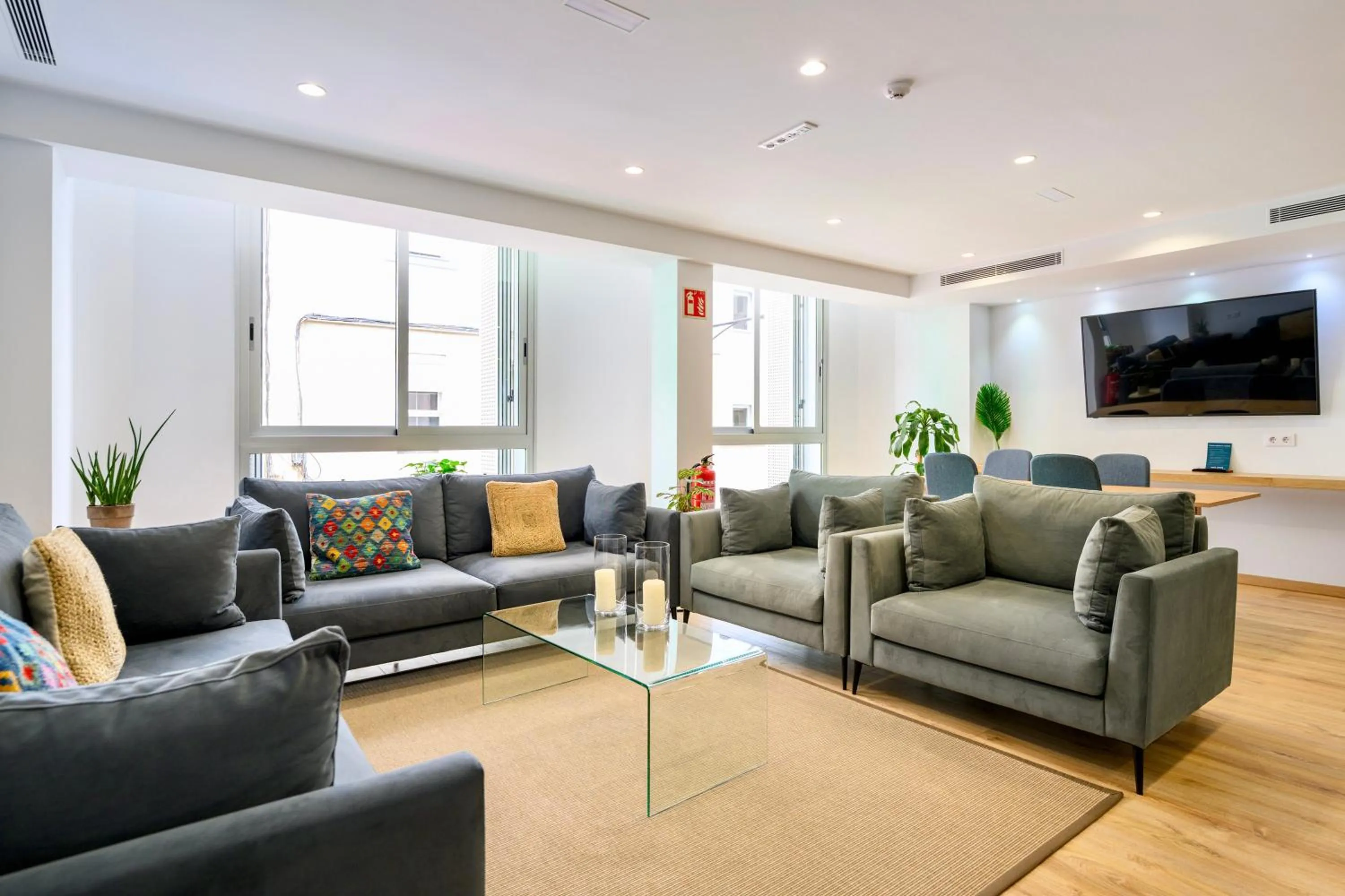 Communal lounge/ TV room in Hotel Emeté & Coworking by Airnest