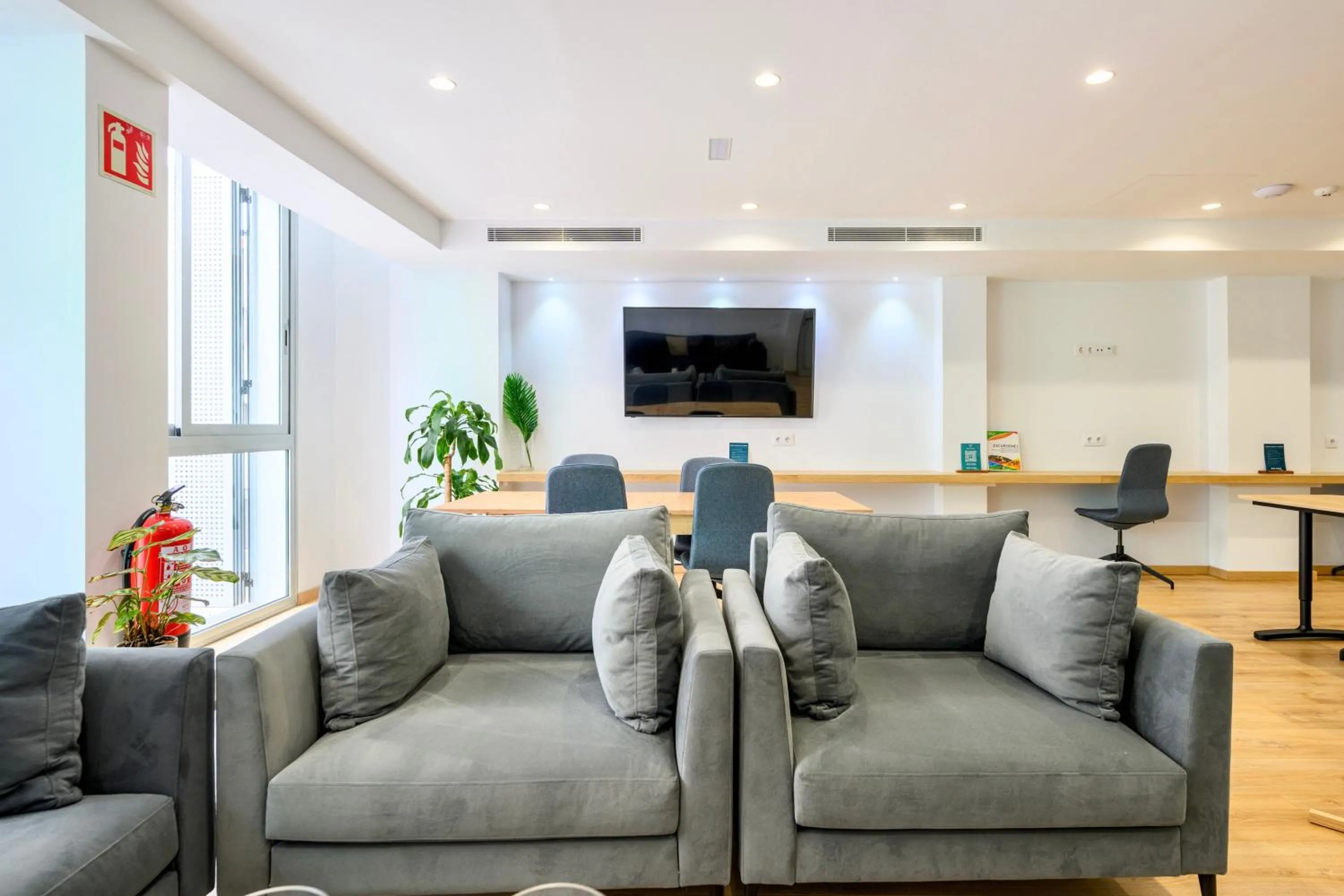 Communal lounge/ TV room in Hotel Emeté & Coworking by Airnest