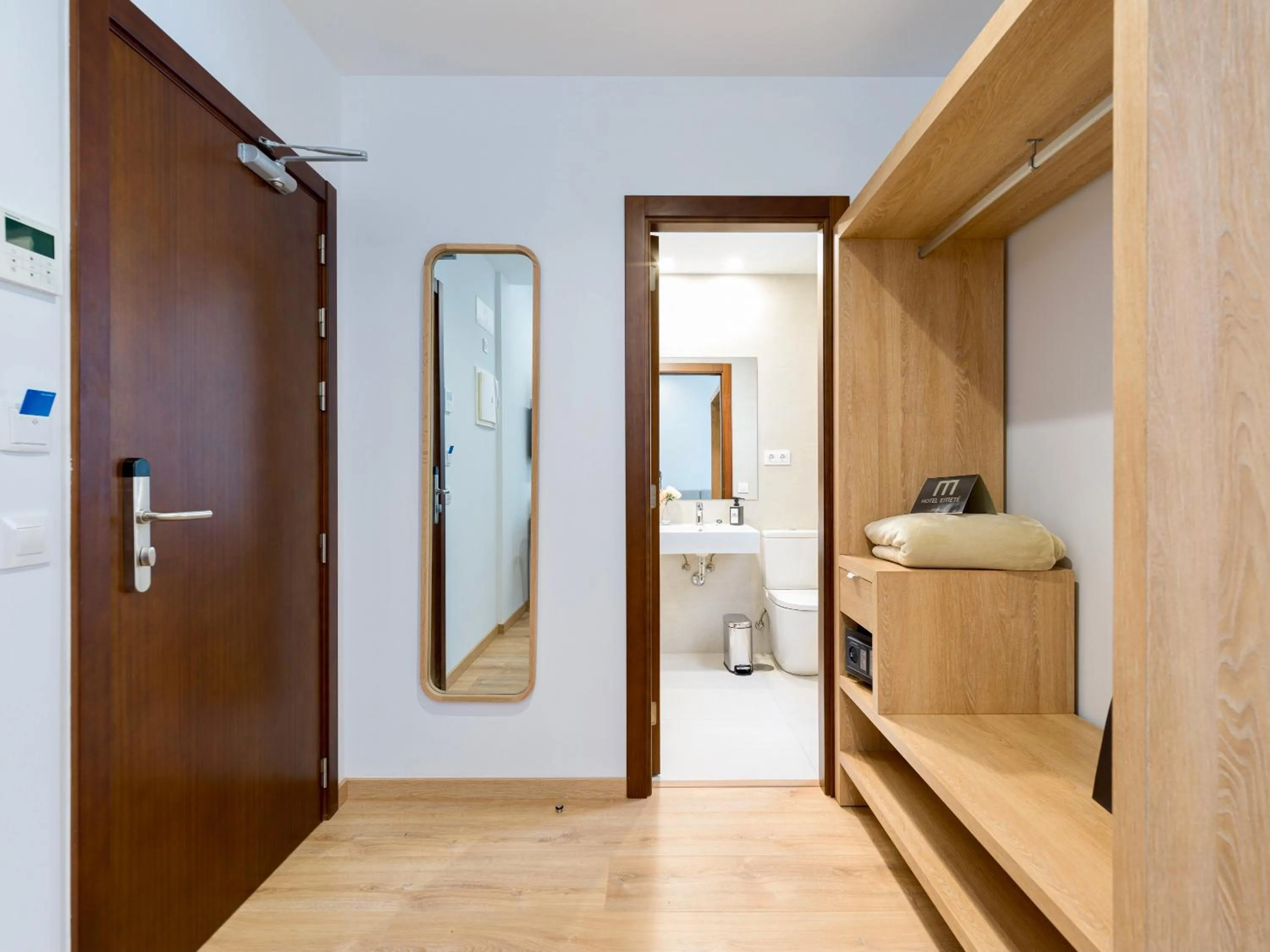 Bathroom, Bed in Hotel Emeté & Coworking by Airnest