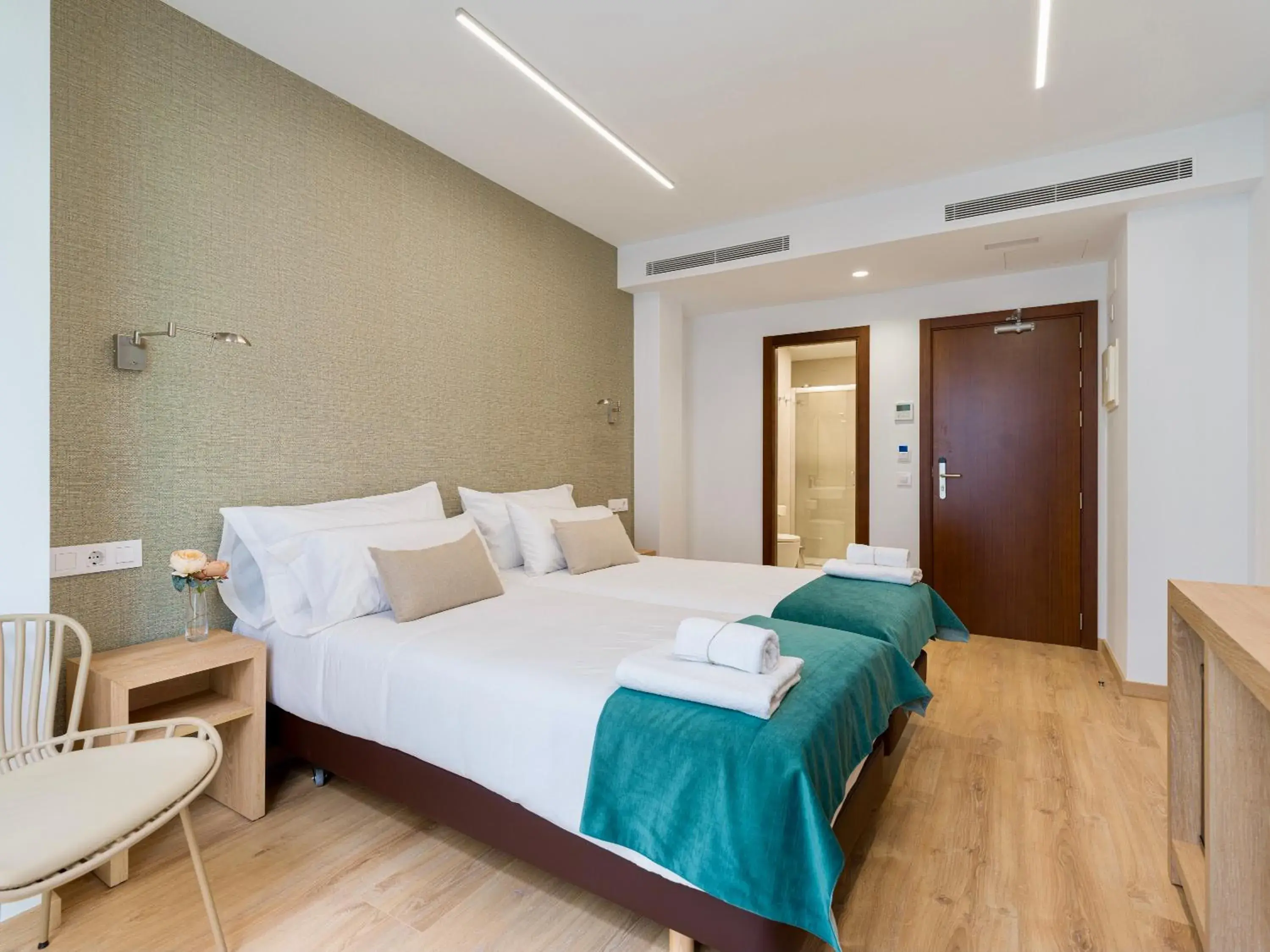 Deluxe Double or Twin Room in Hotel Emeté & Coworking by Airnest Deluxe Double or Twin Room in Hotel Emeté & Coworking by Airnest