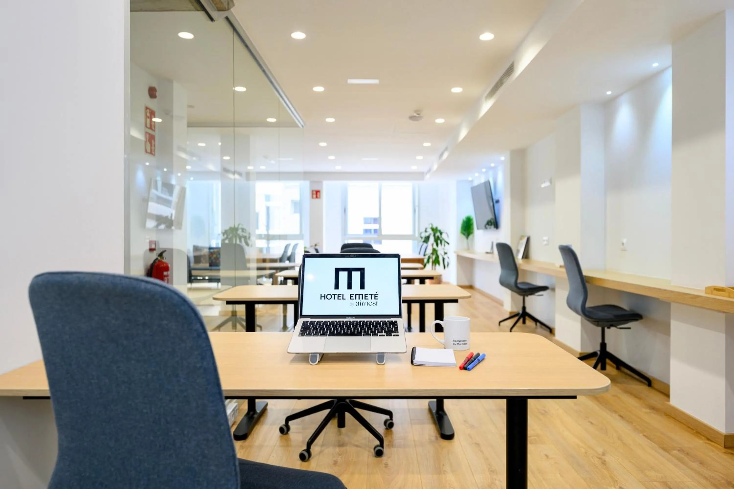 Communal lounge/ TV room in Hotel Emeté & Coworking by Airnest