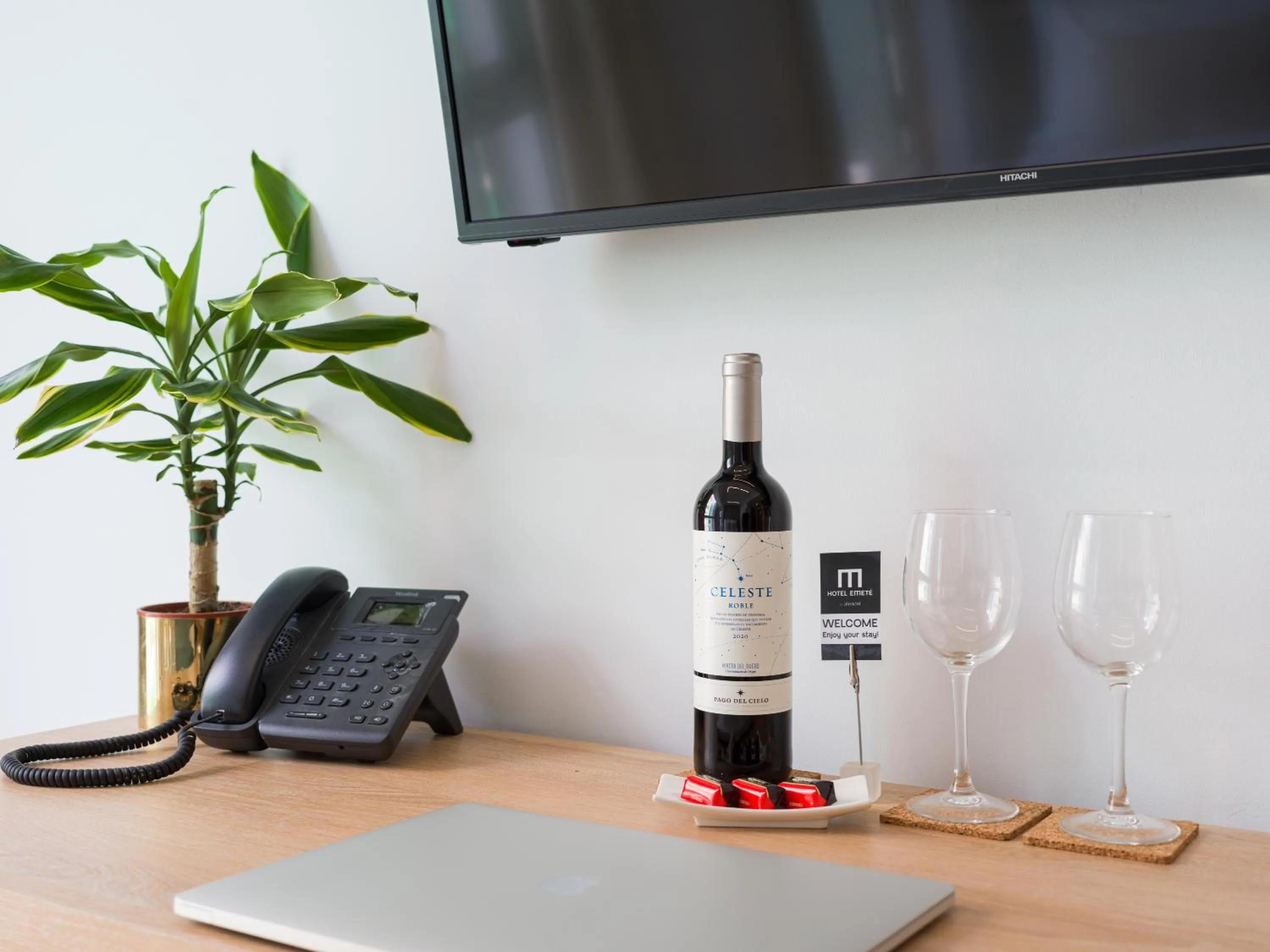 TV and multimedia in Hotel Emeté & Coworking by Airnest