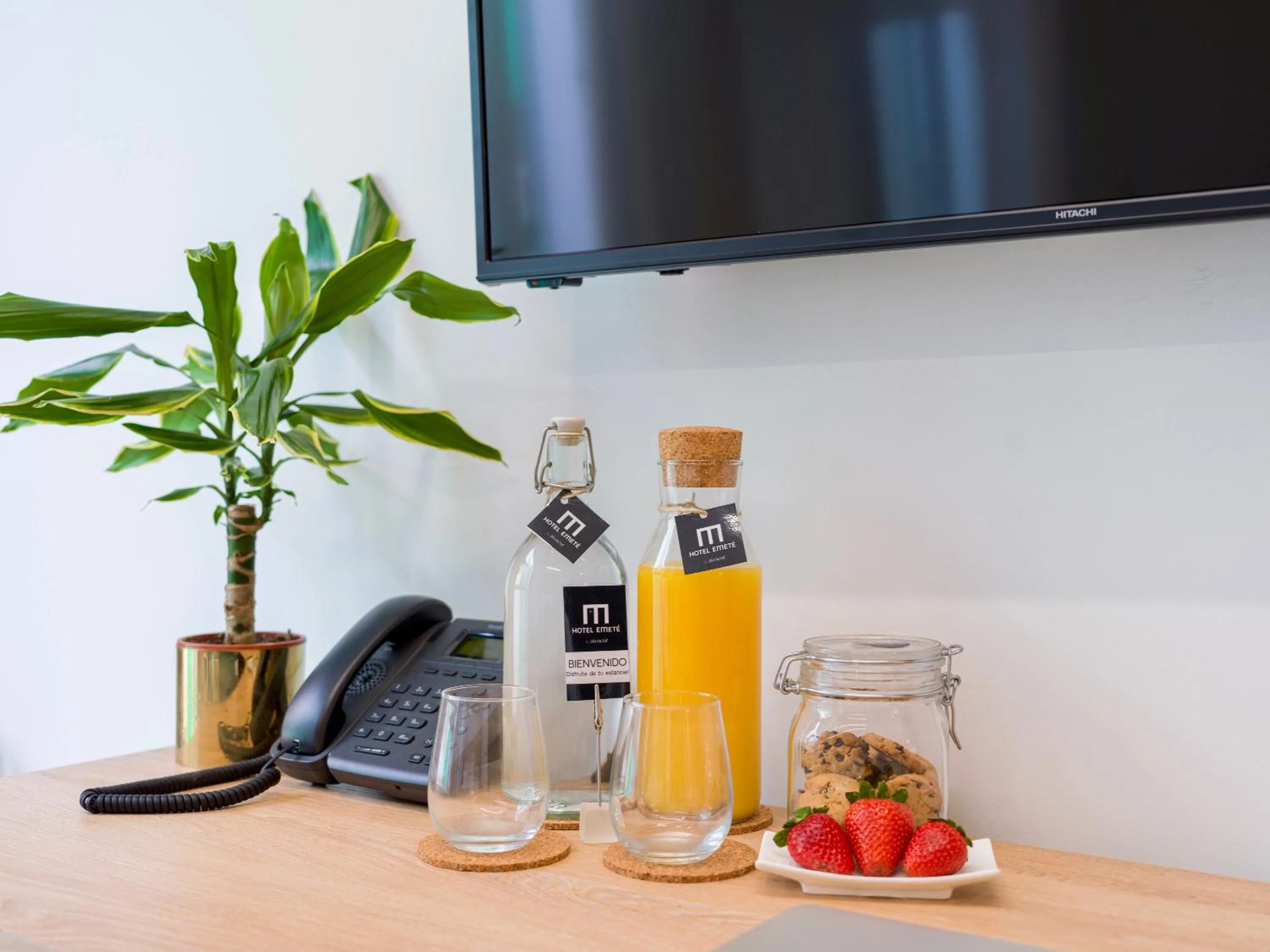 TV and multimedia in Hotel Emeté & Coworking by Airnest