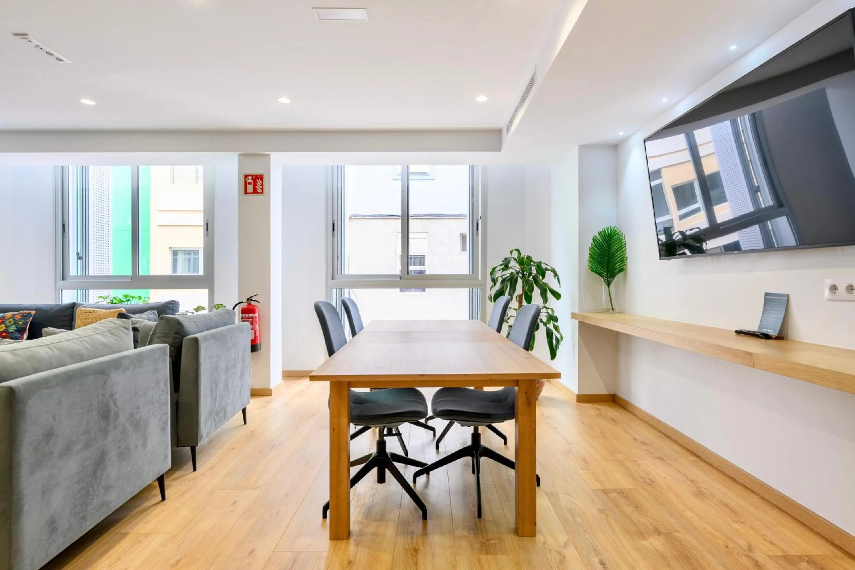 Communal lounge/ TV room in Hotel Emeté & Coworking by Airnest