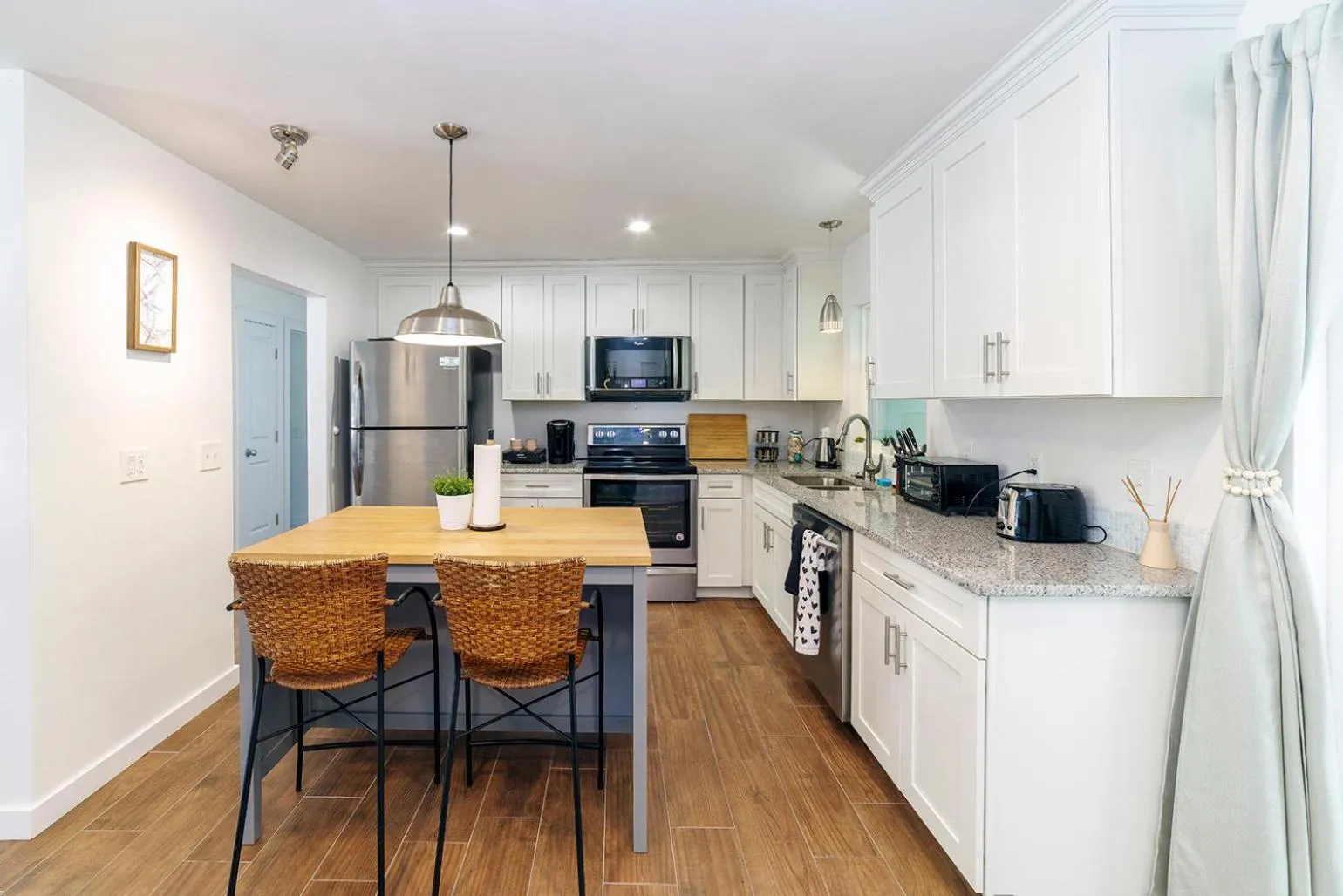 Kitchen or kitchenette in NEW Cozy House 5 Min Three Sisters Springs