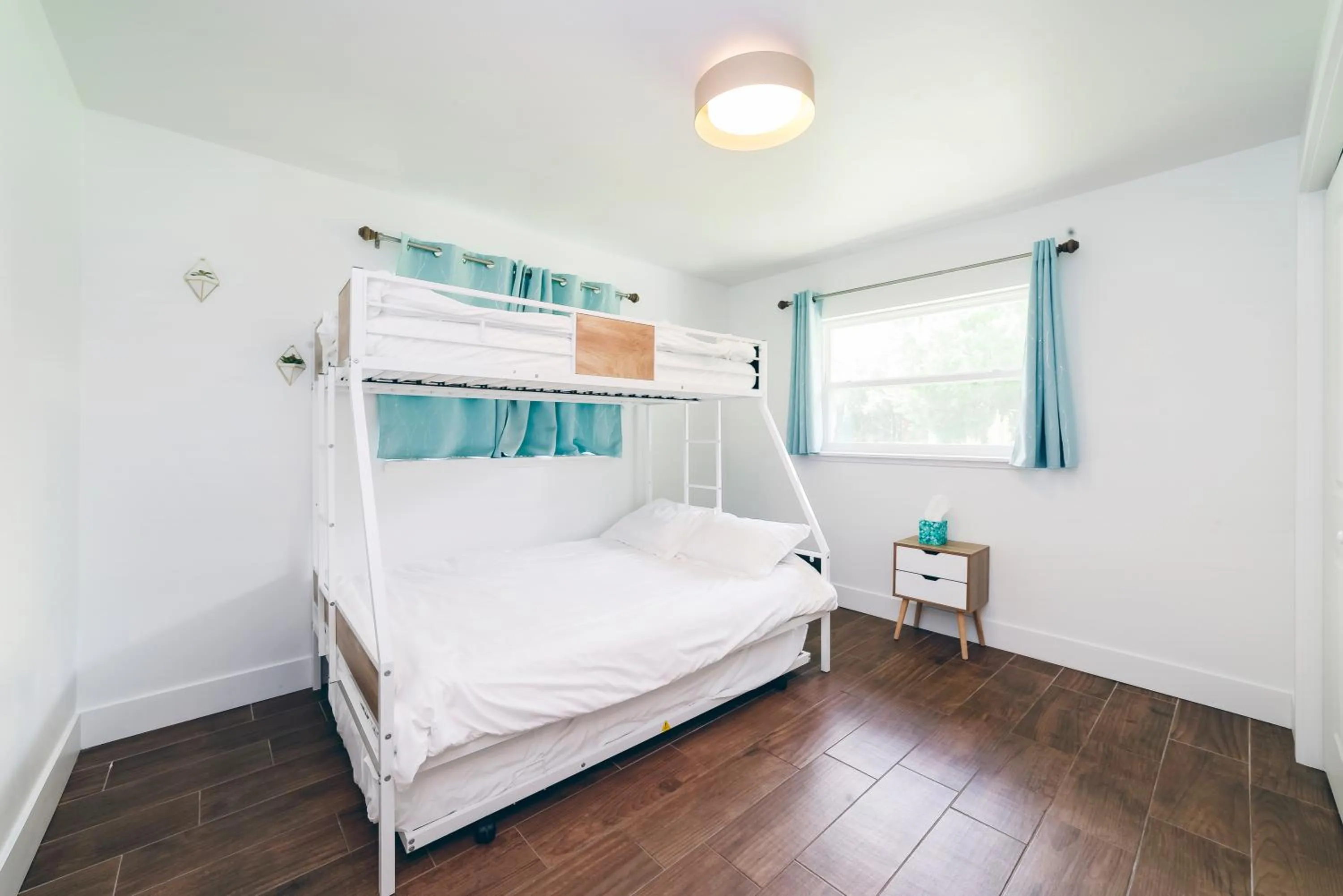 Bed in NEW Cozy House 5 Min Three Sisters Springs