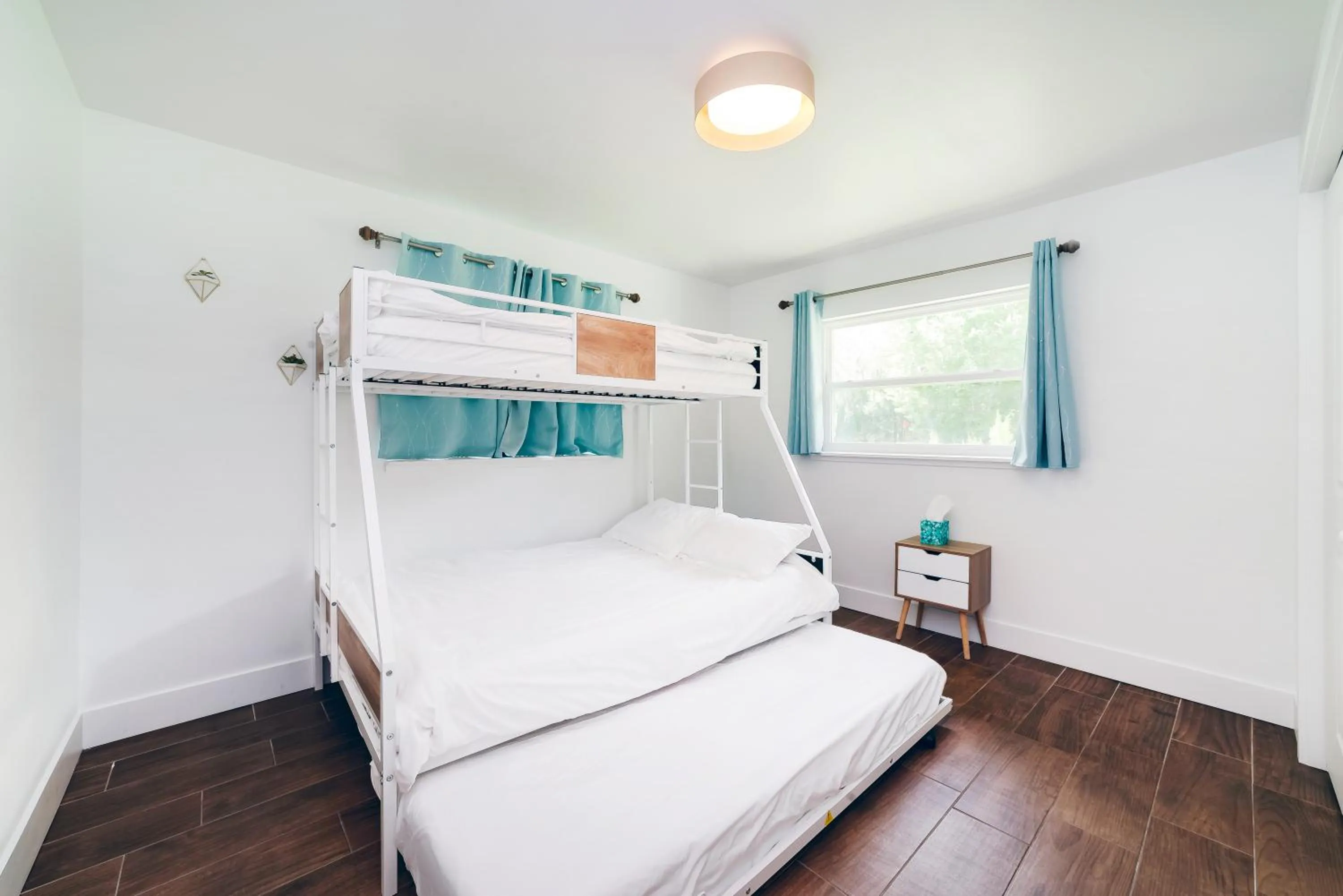 Bed in NEW Cozy House 5 Min Three Sisters Springs