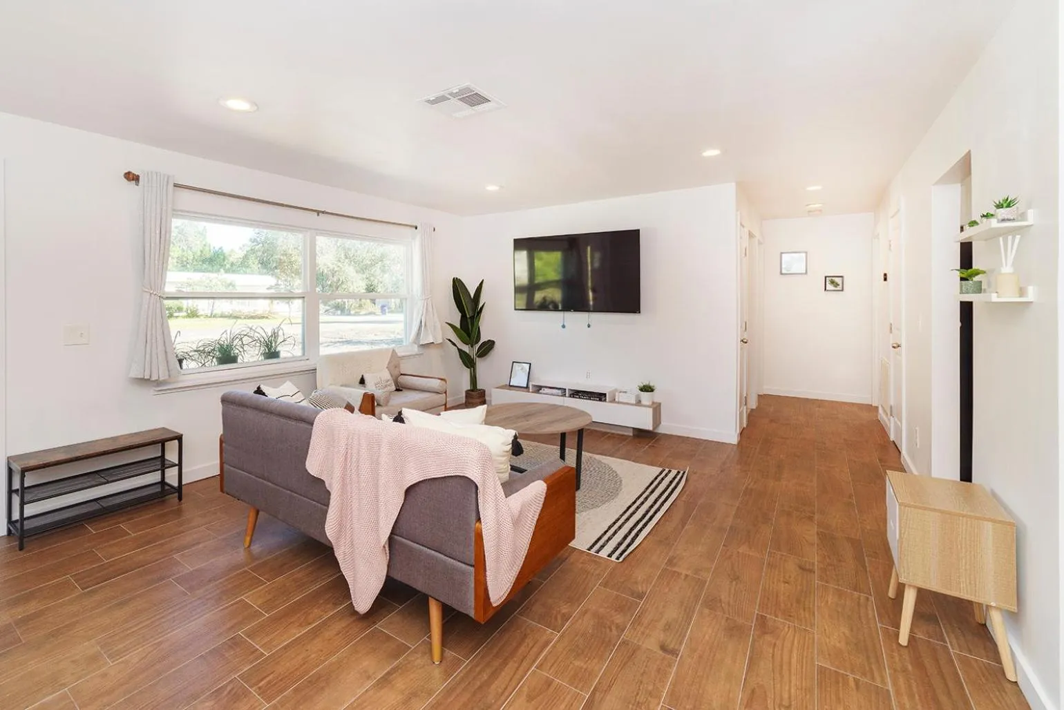 Living room in NEW Cozy House 5 Min Three Sisters Springs