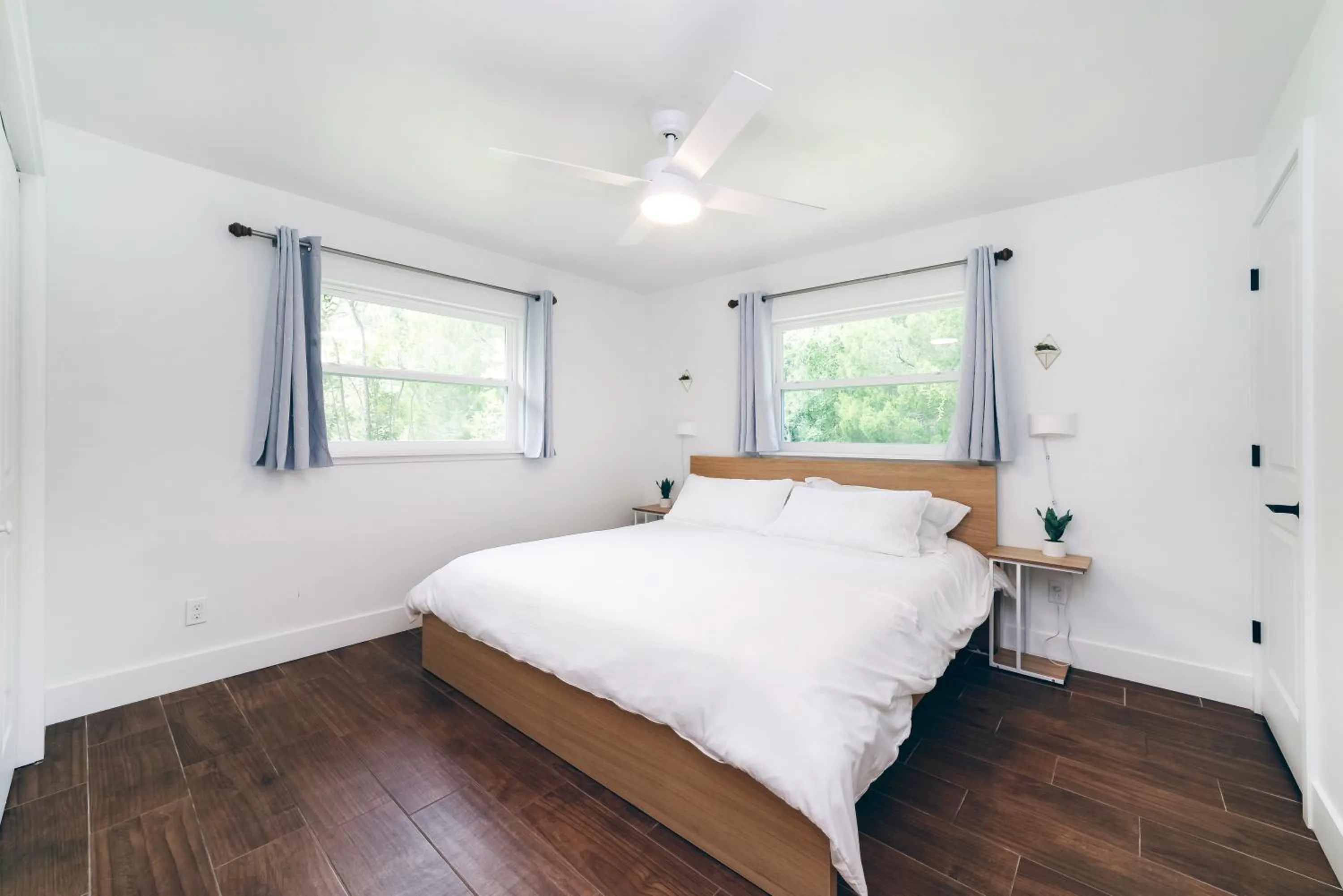 Bed in NEW Cozy House 5 Min Three Sisters Springs