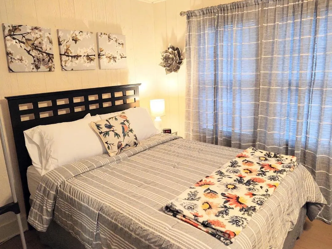 Bedroom, Bed in Edgewater Resort Cottage #1