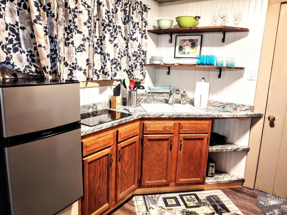 Kitchen or kitchenette in Edgewater Resort Cottage #1