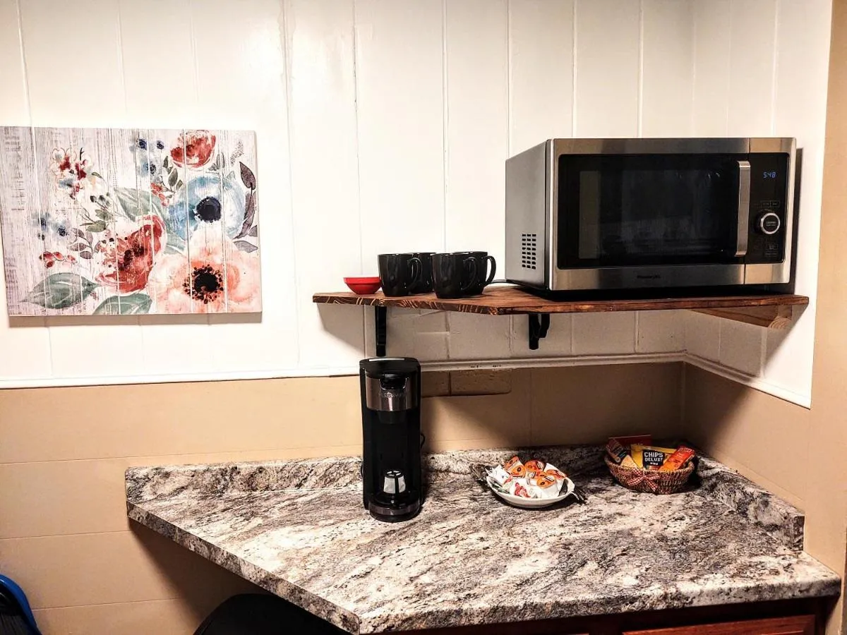 Coffee/tea facilities in Edgewater Resort Cottage #1