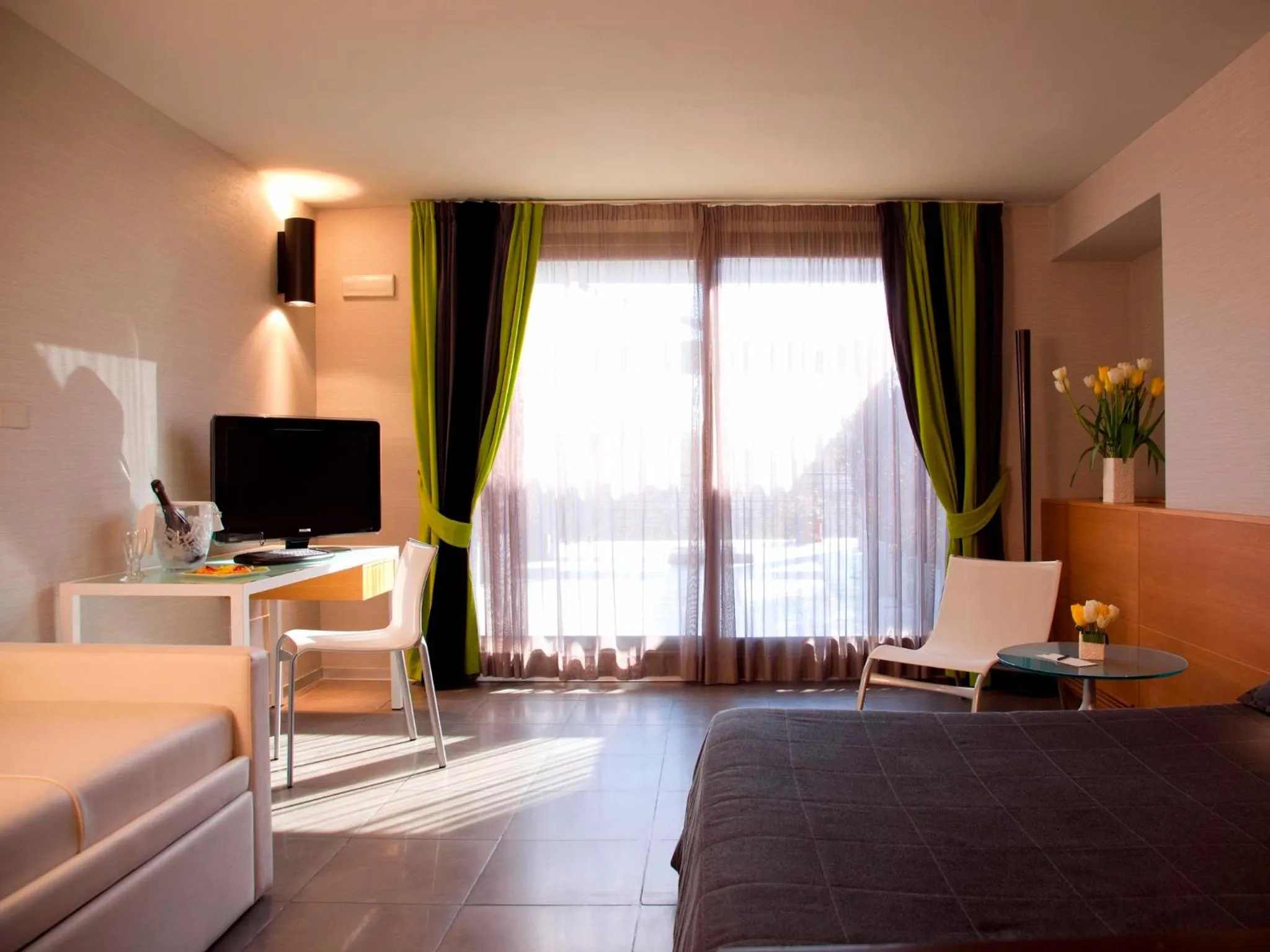 TV and multimedia, Bed in Hotel Zone