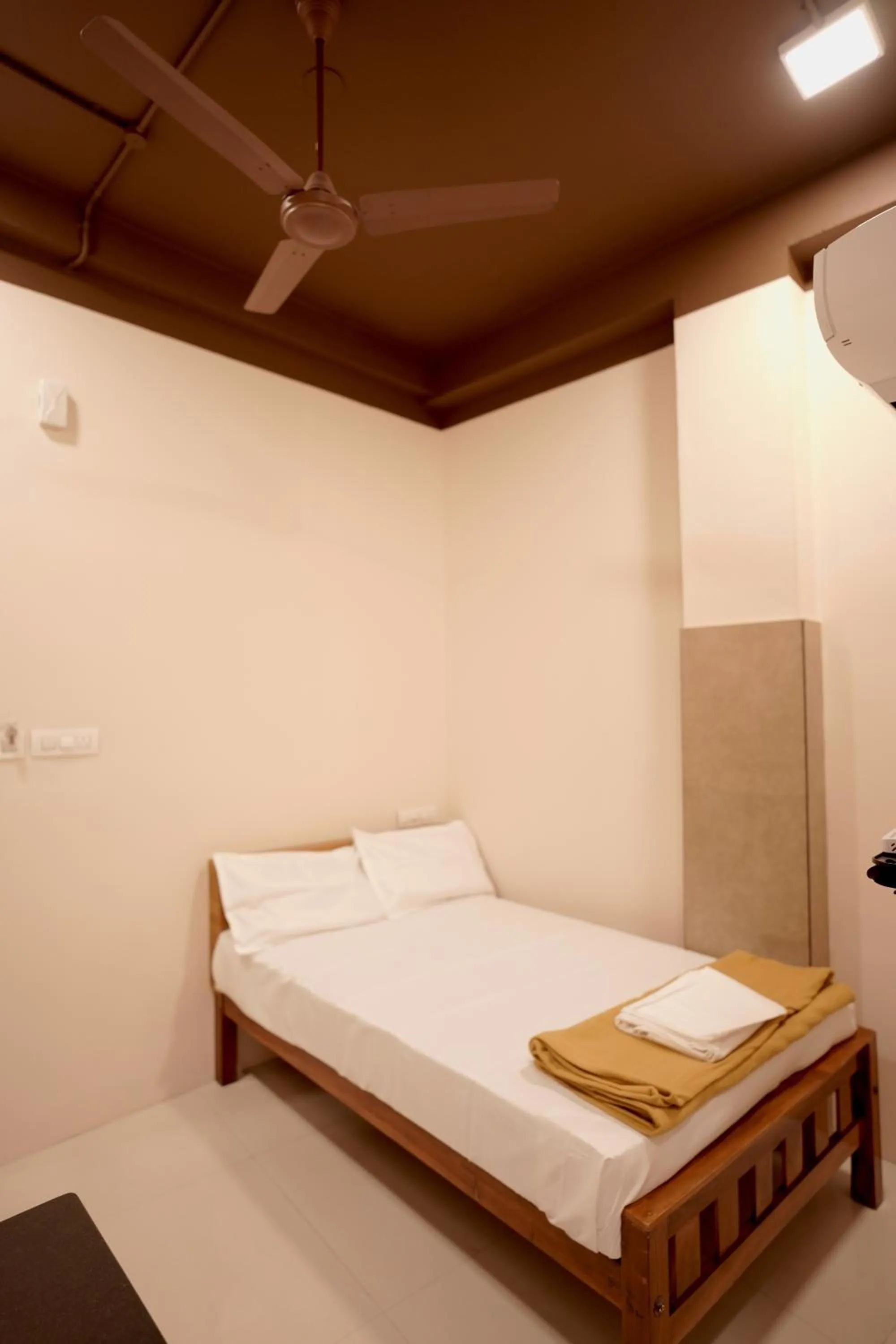 Bed in Reach Residency