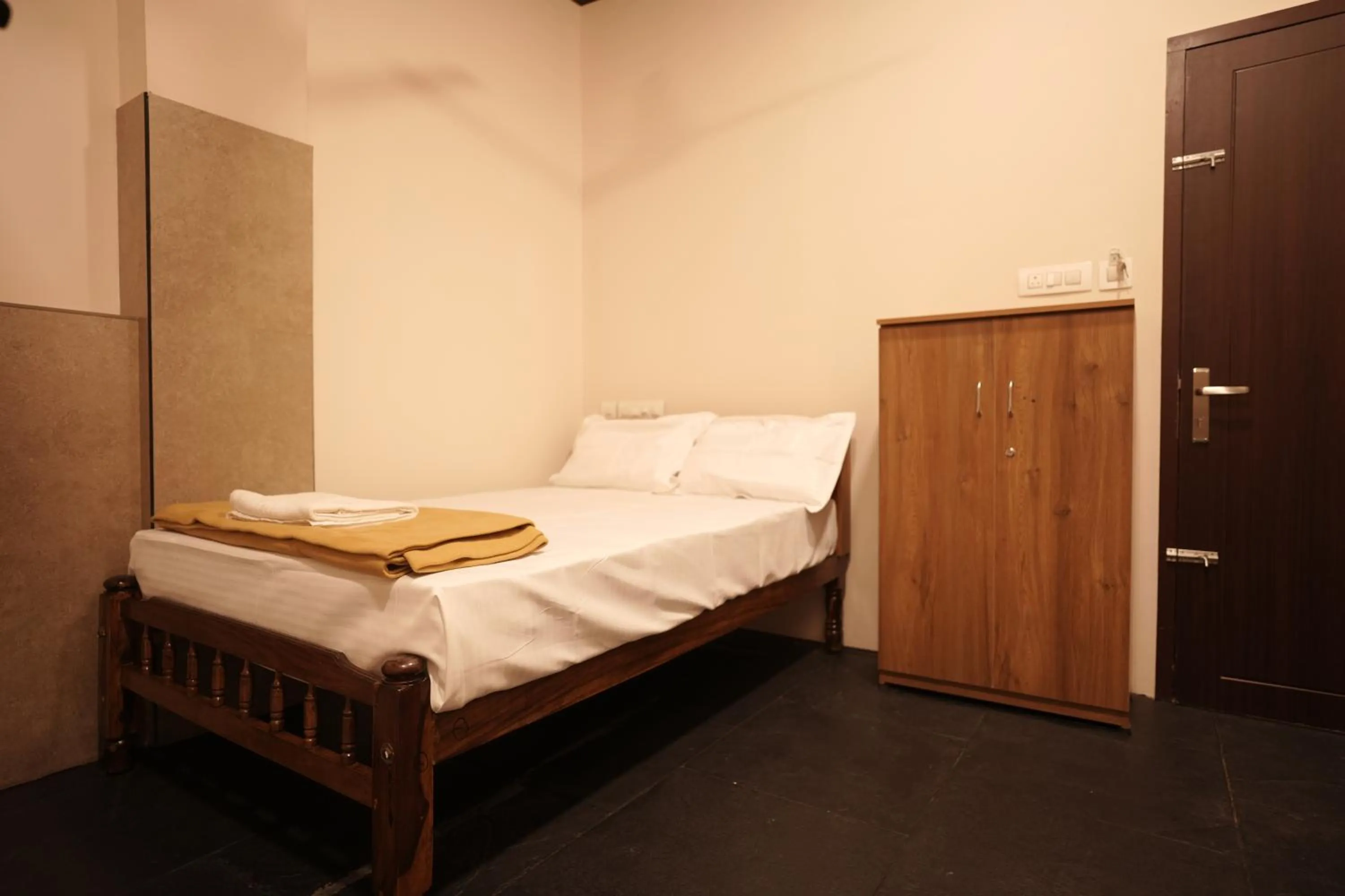 Bed in Reach Residency