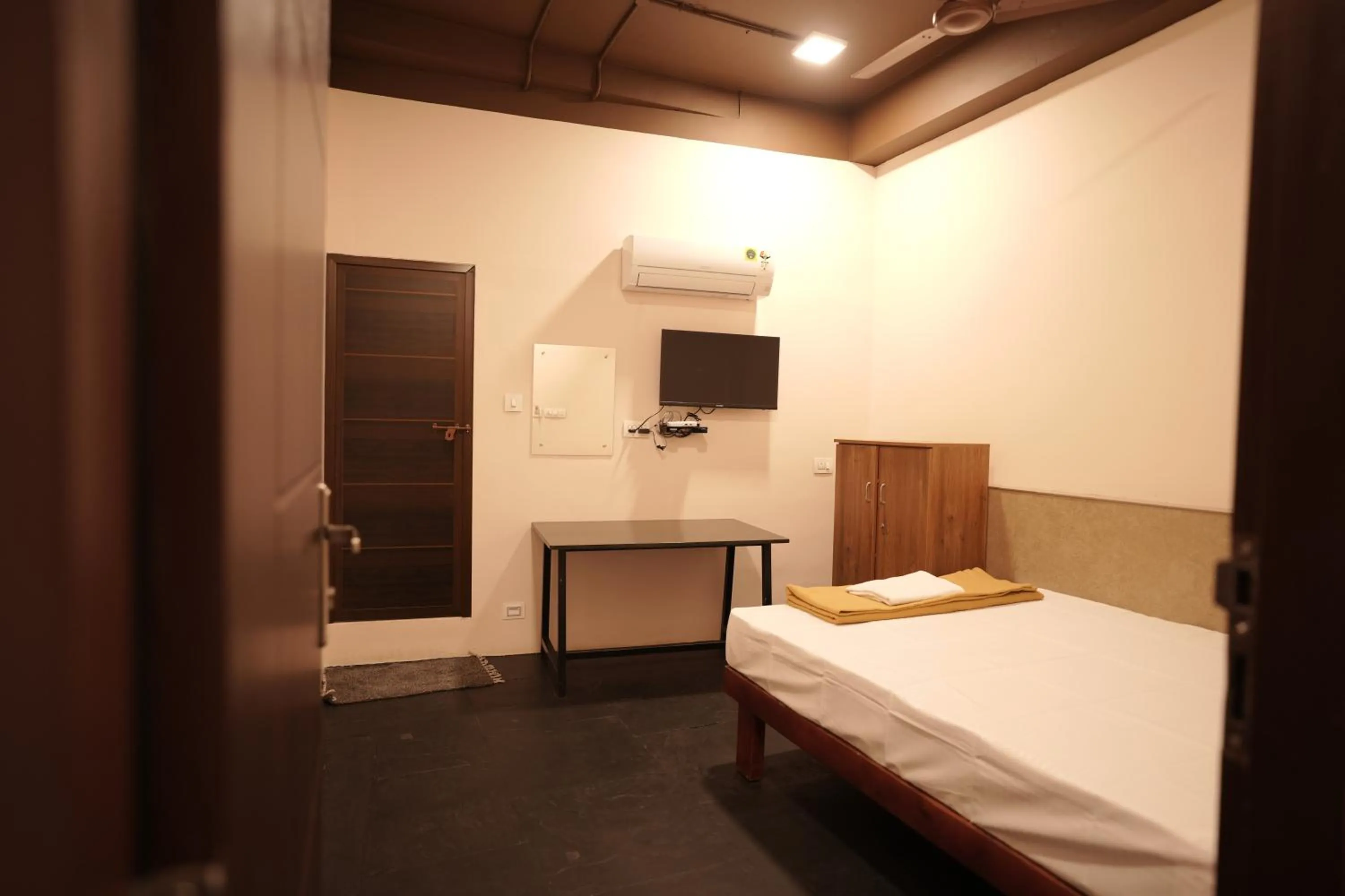 Bed in Reach Residency