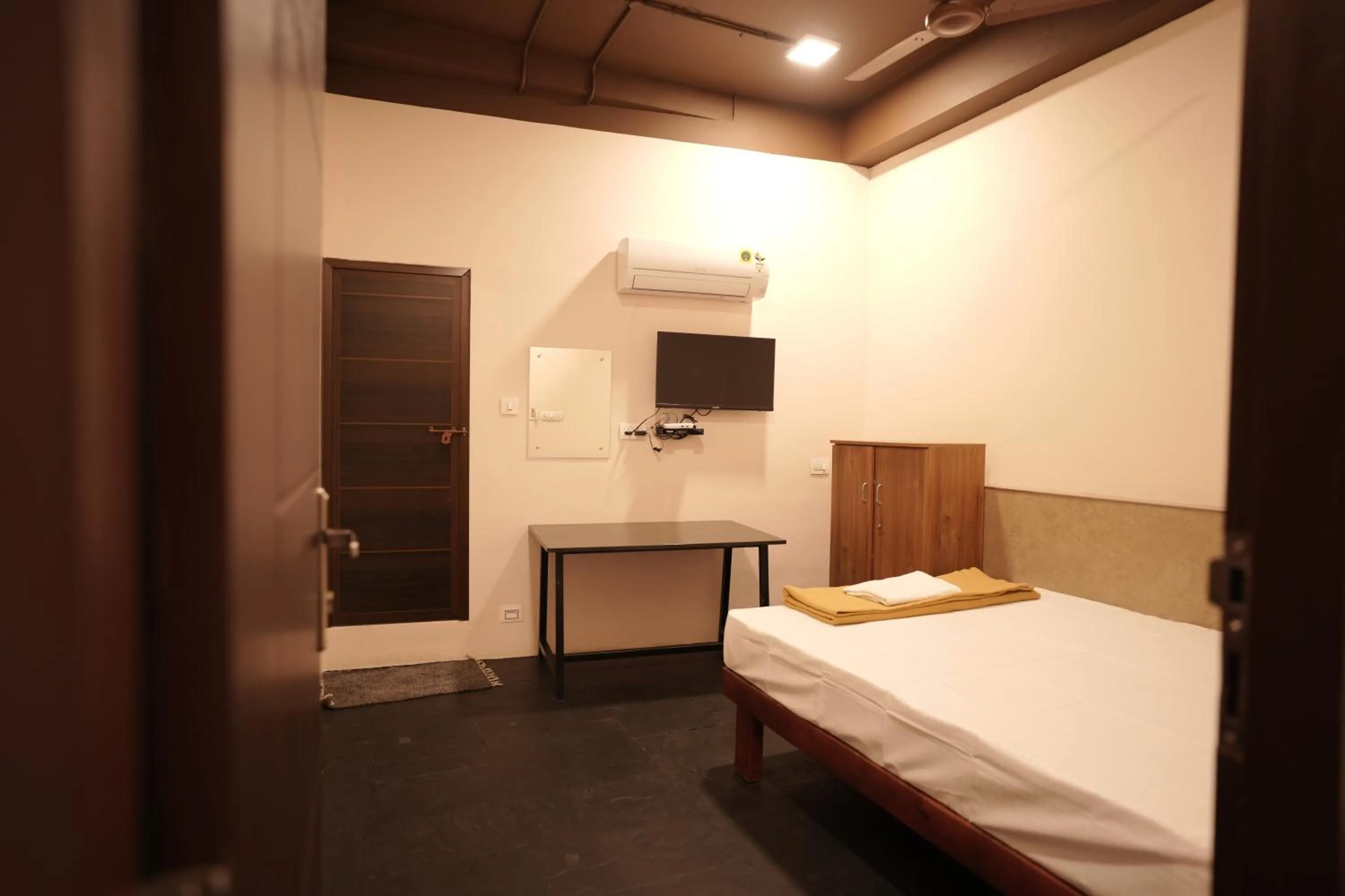 Bed in Reach Residency