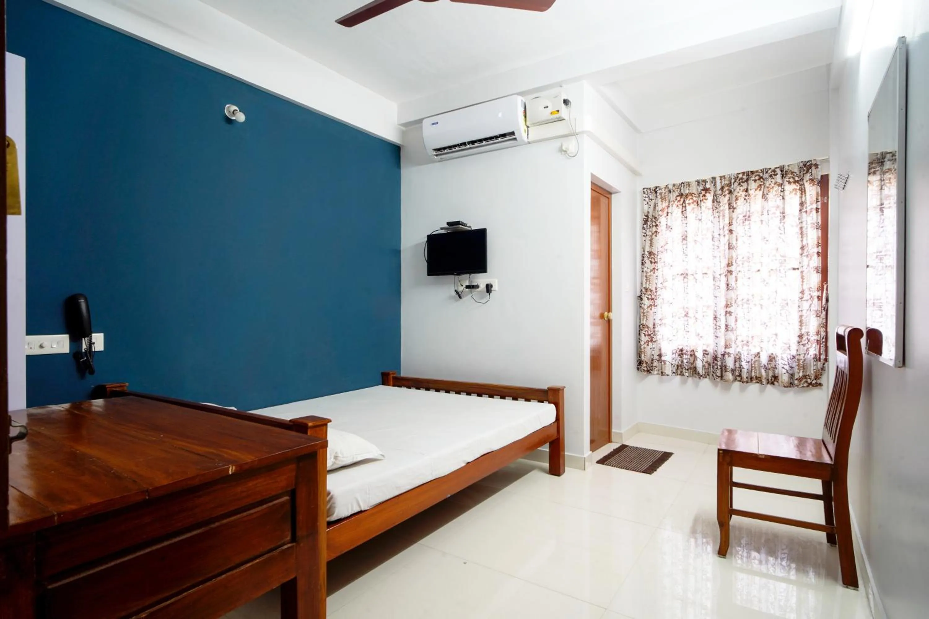 Photo of the whole room, Bed in Reach Residency