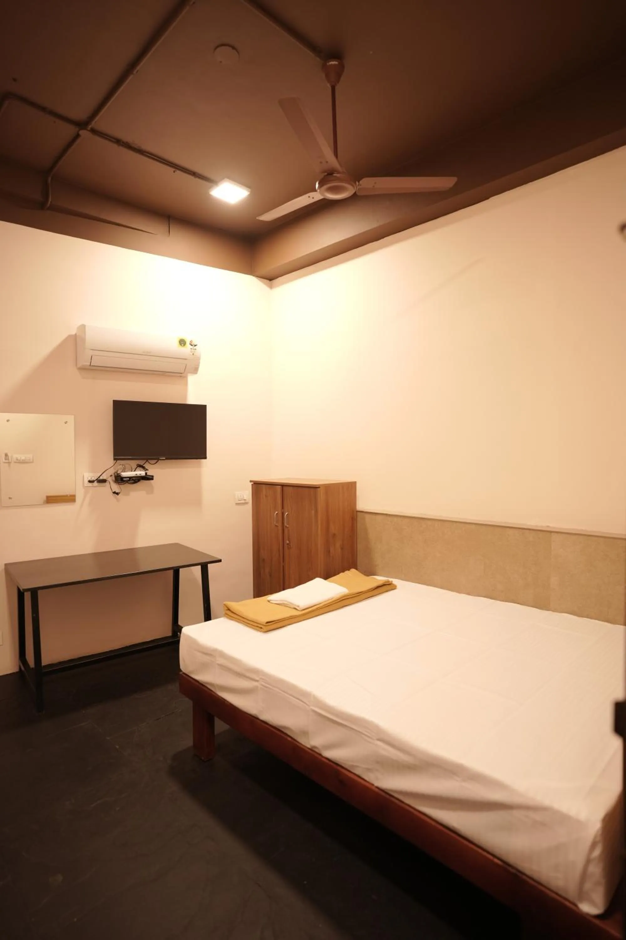 Bed in Reach Residency