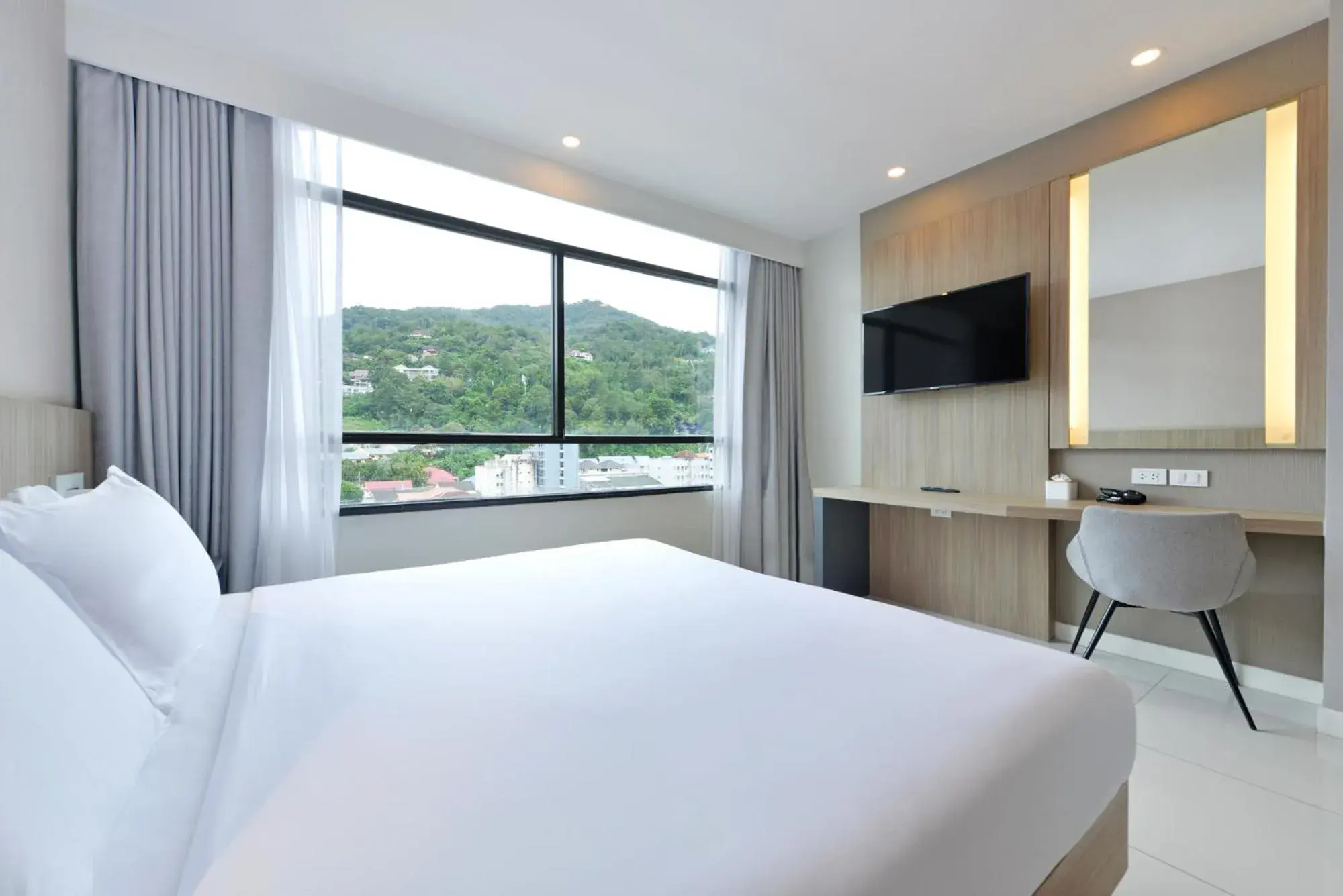 Superior King Room No Balcony in Grace Patong Hotel Superior King Room No Balcony in Grace Patong Hotel